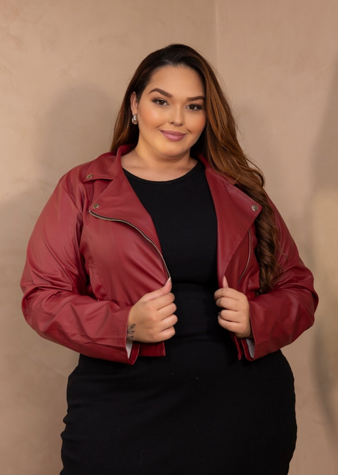 Imagem principal Jaqueta P.U. Cropped Plus Size Com Zíper Cia do Vestido Marsala Cia do Vestido bordô