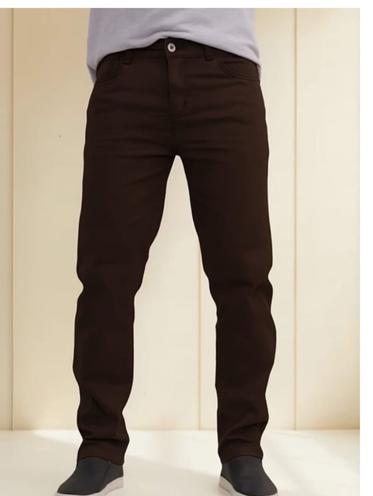 Imagem principal Calça Masculina de Sarja na Cor Café Corte Tradicional Jeans Loka marrom