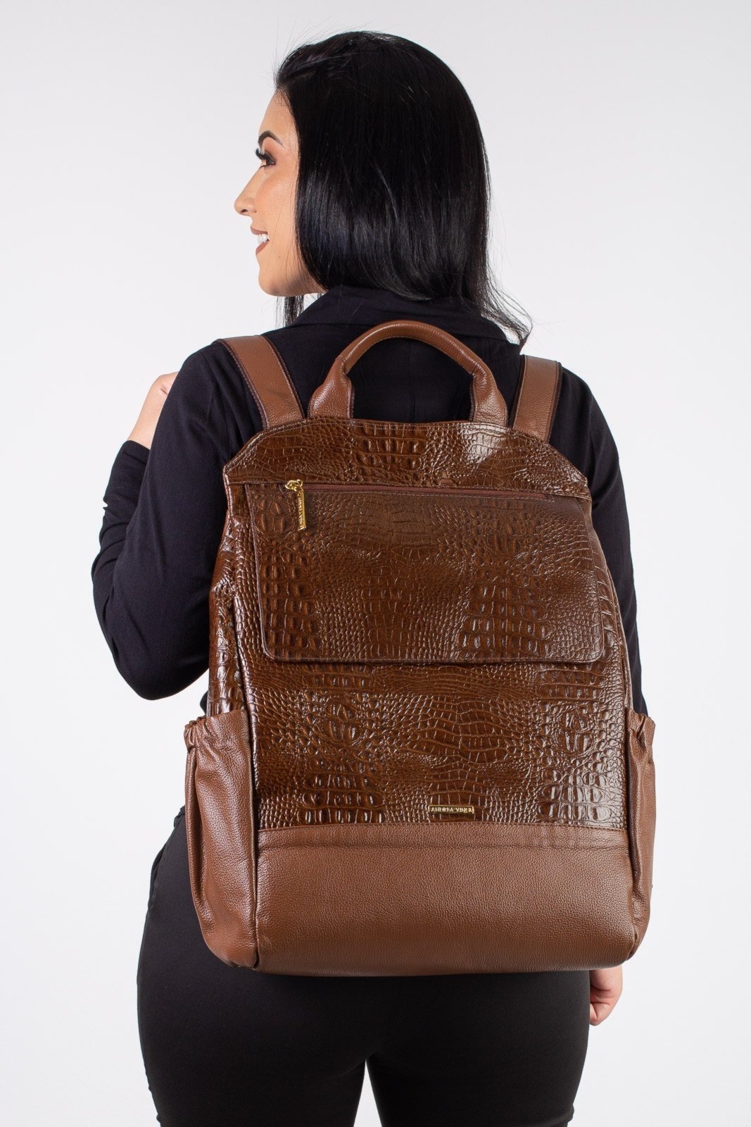 Imagem principal Mochila Andrea Vinci antifurto grande de couro croco Suzana - Whisky Andrea Vinci vermelho