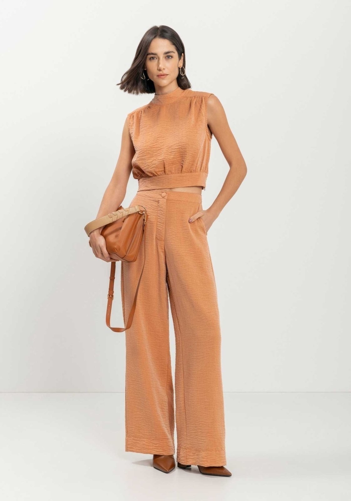 Imagem principal Calça Reta Com Cintura Alta E Botão Forrado Lez a Lez marrom