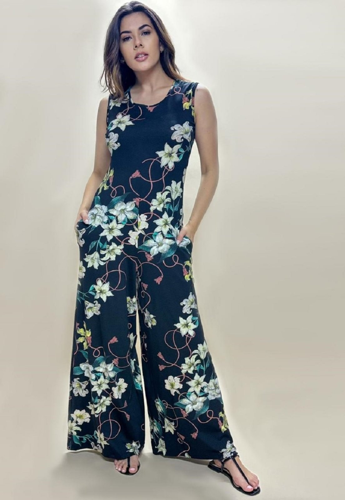 Imagem principal Macacão Regata Amplo Flores Ébano Cabanafree estampado/preto