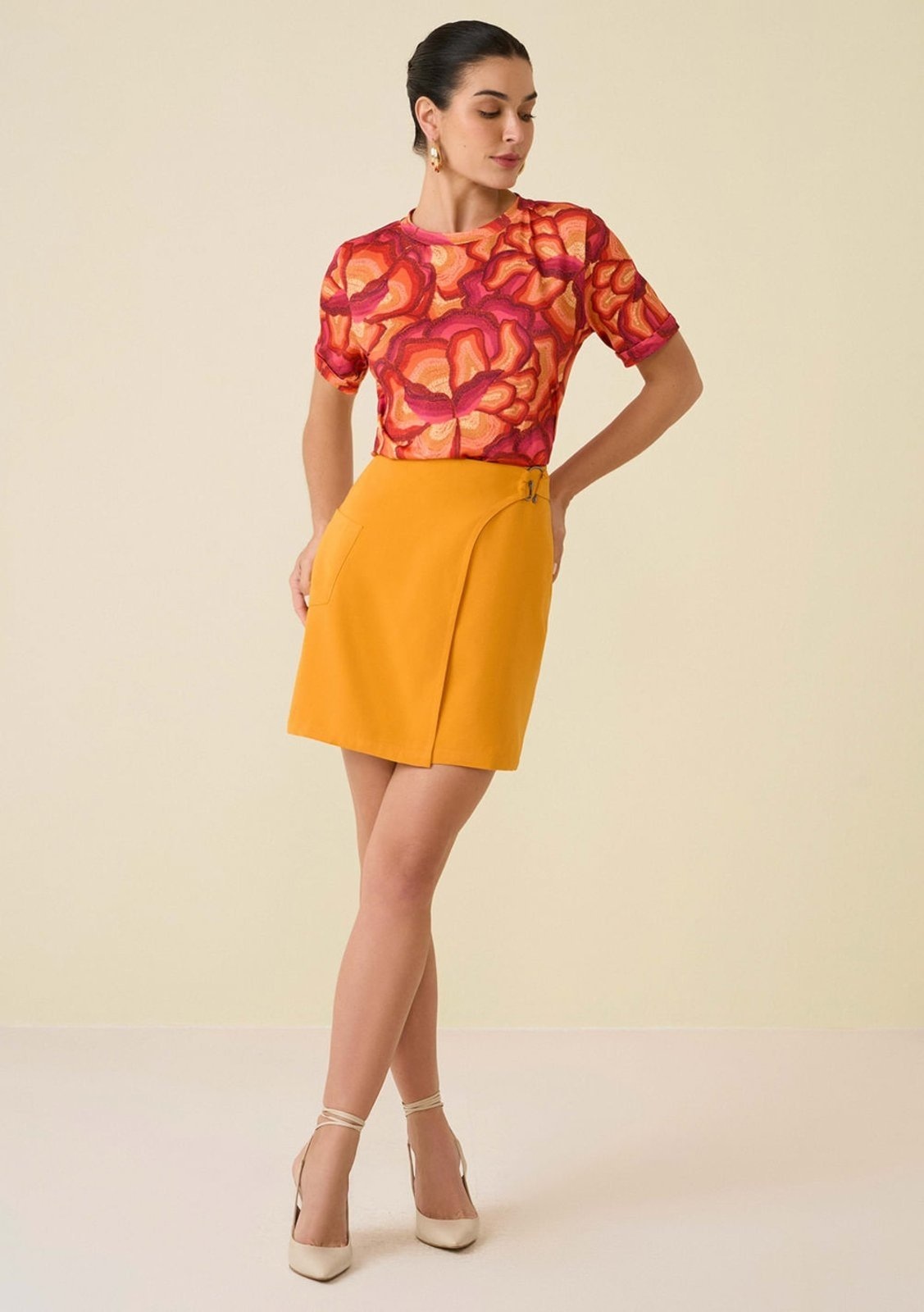 Imagem principal Saia Maria Valentina Curta Justa Com Metal Maria Valentina amarelo