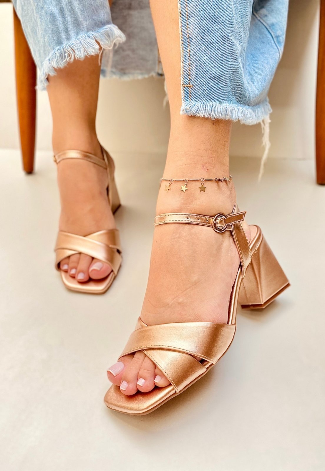 Imagem principal Sandália Salto Geométrico Feminina Atalia Shoes Metalizado Tiras Cruzadas Tendência 2025 Atalia Shoes bronze/cobre