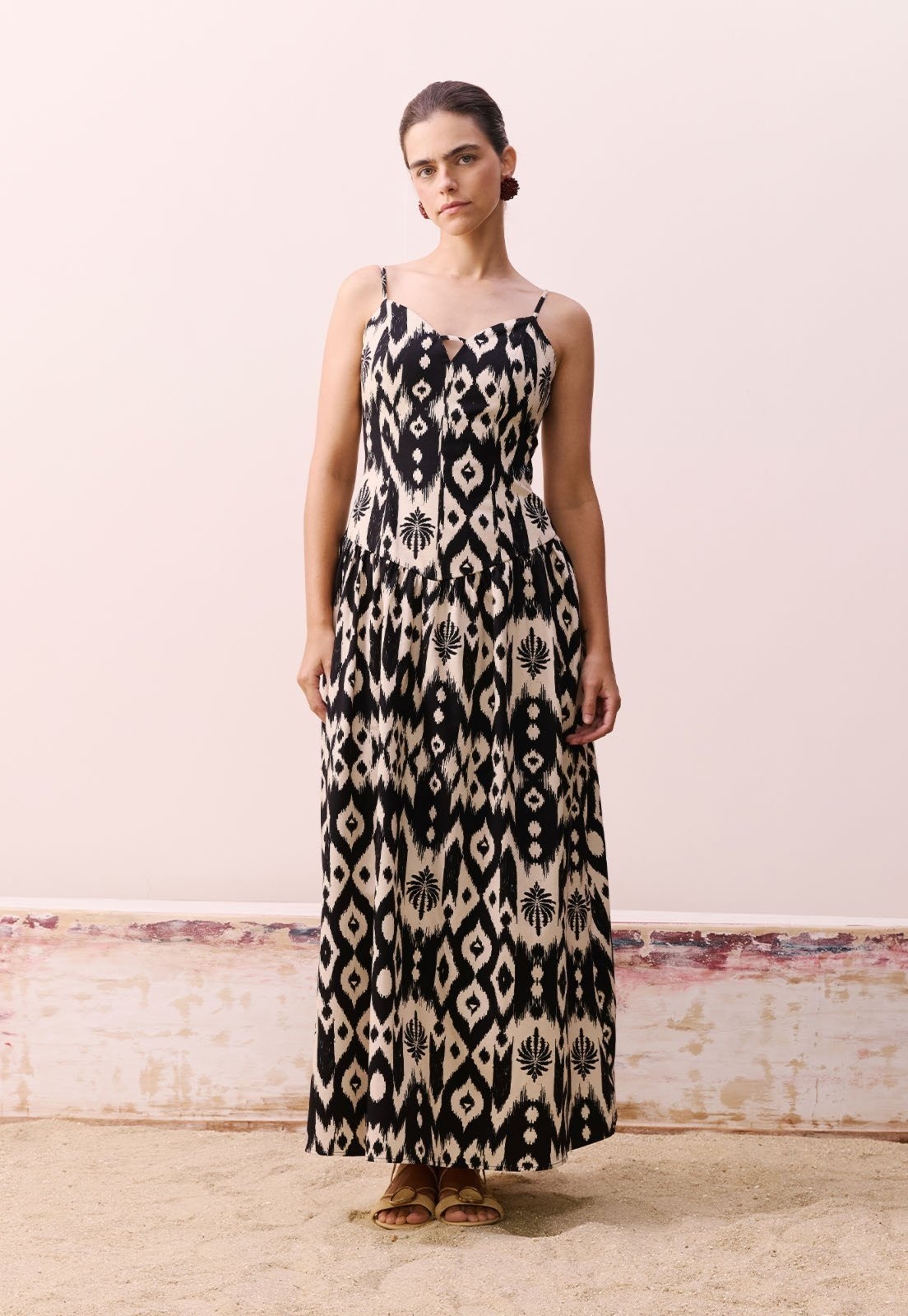 Imagem principal Vestido Drop Waist CaCay Estampado Tucum CaCay preto