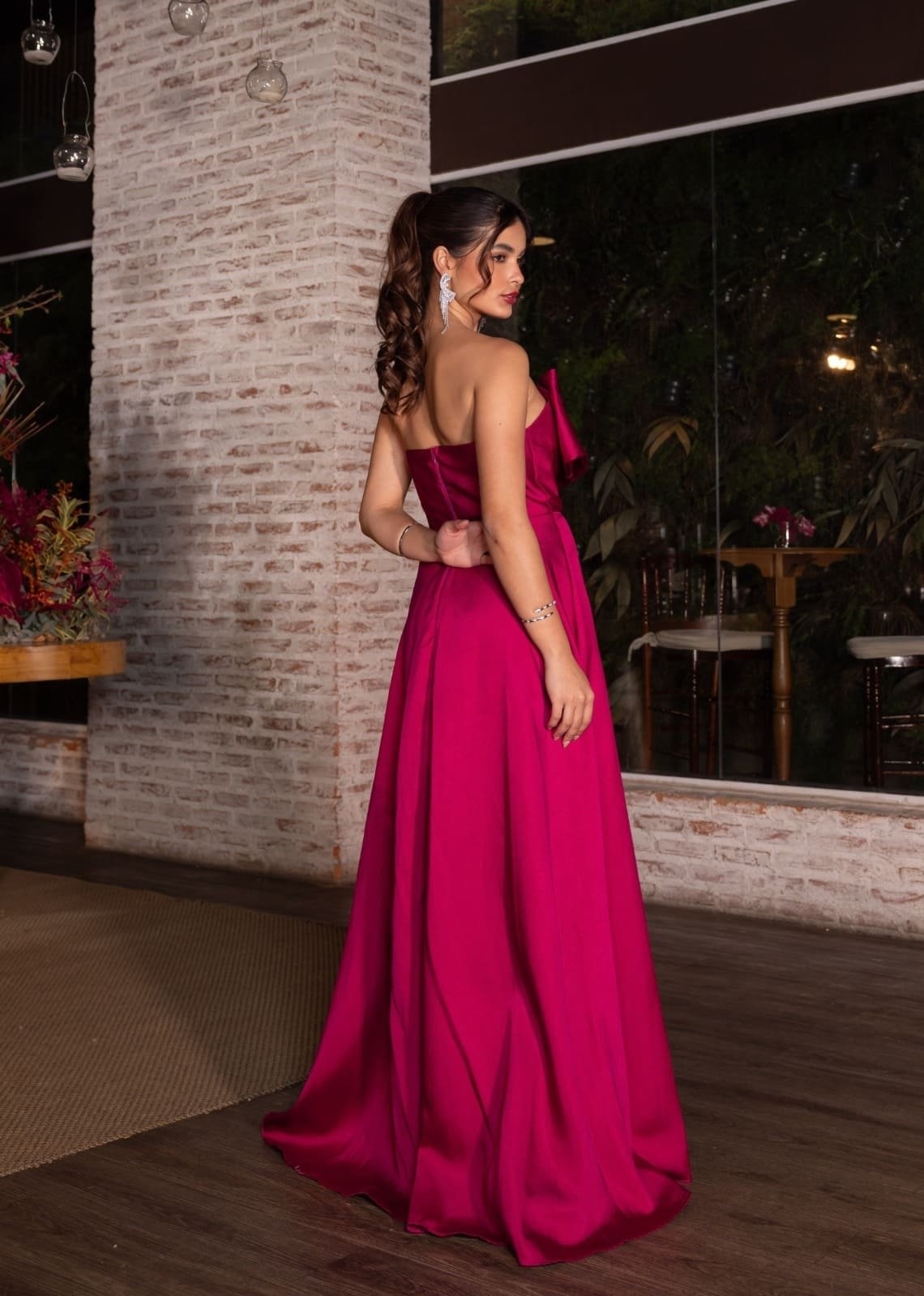 Imagem principal Vestido Longo de Festa Madrinhas Tomara que Caia detalhe no Busto Yntie Fúcsia Cia do Vestido cinza