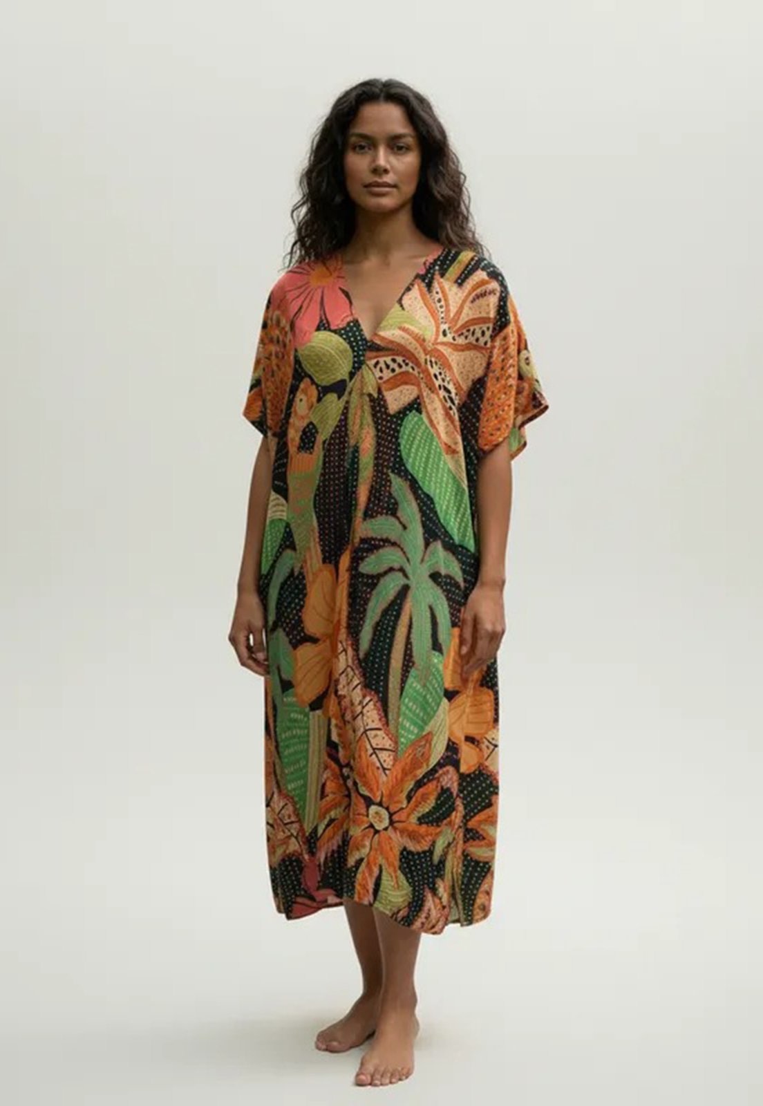Imagem principal Vestido Kaftan Mutum Detalhes nas Costas Estampa Jardim do Verão Amazonia Vital preto