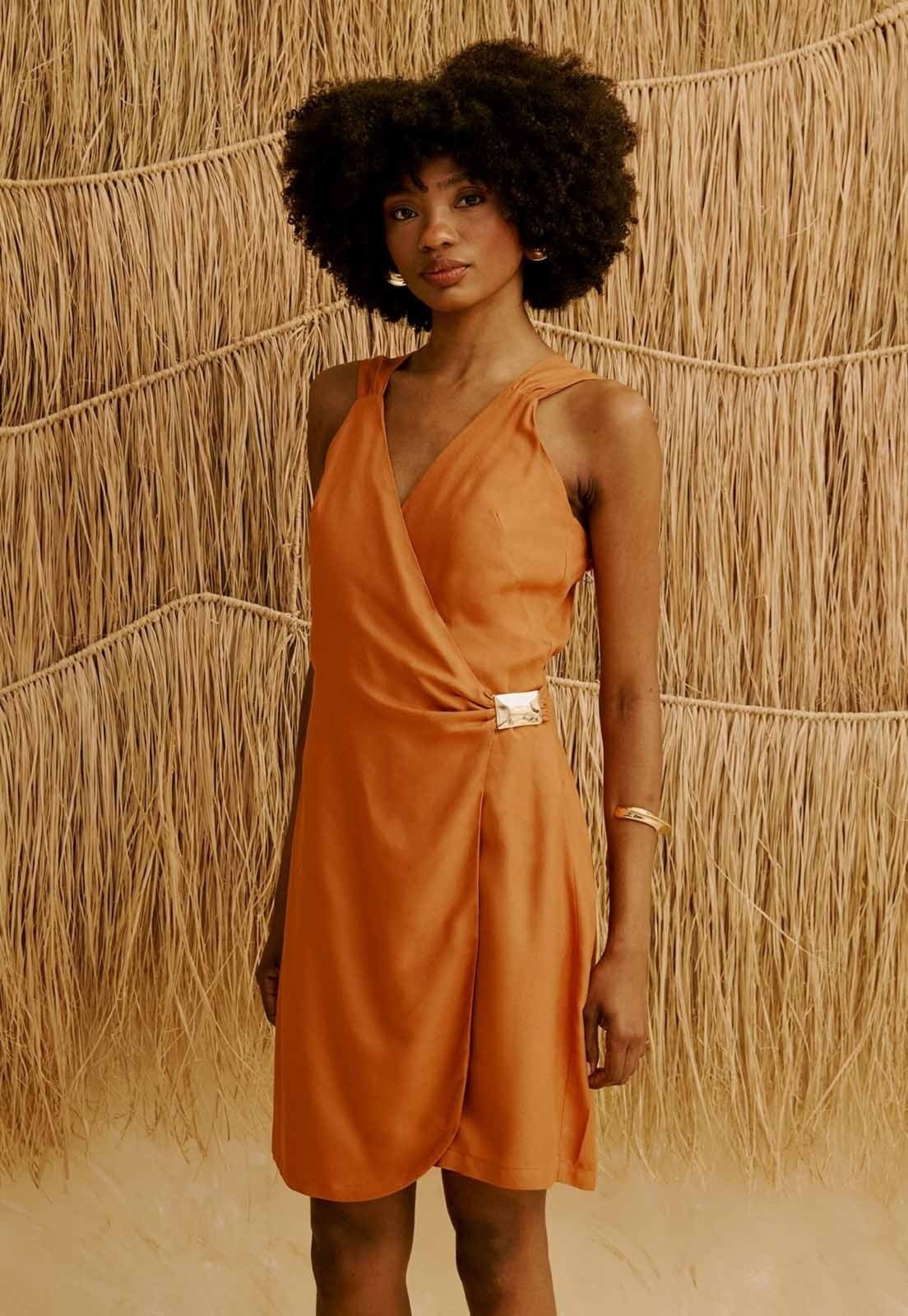 Imagem principal Vestido Curto Liso com Fivela Metal CaCay bege