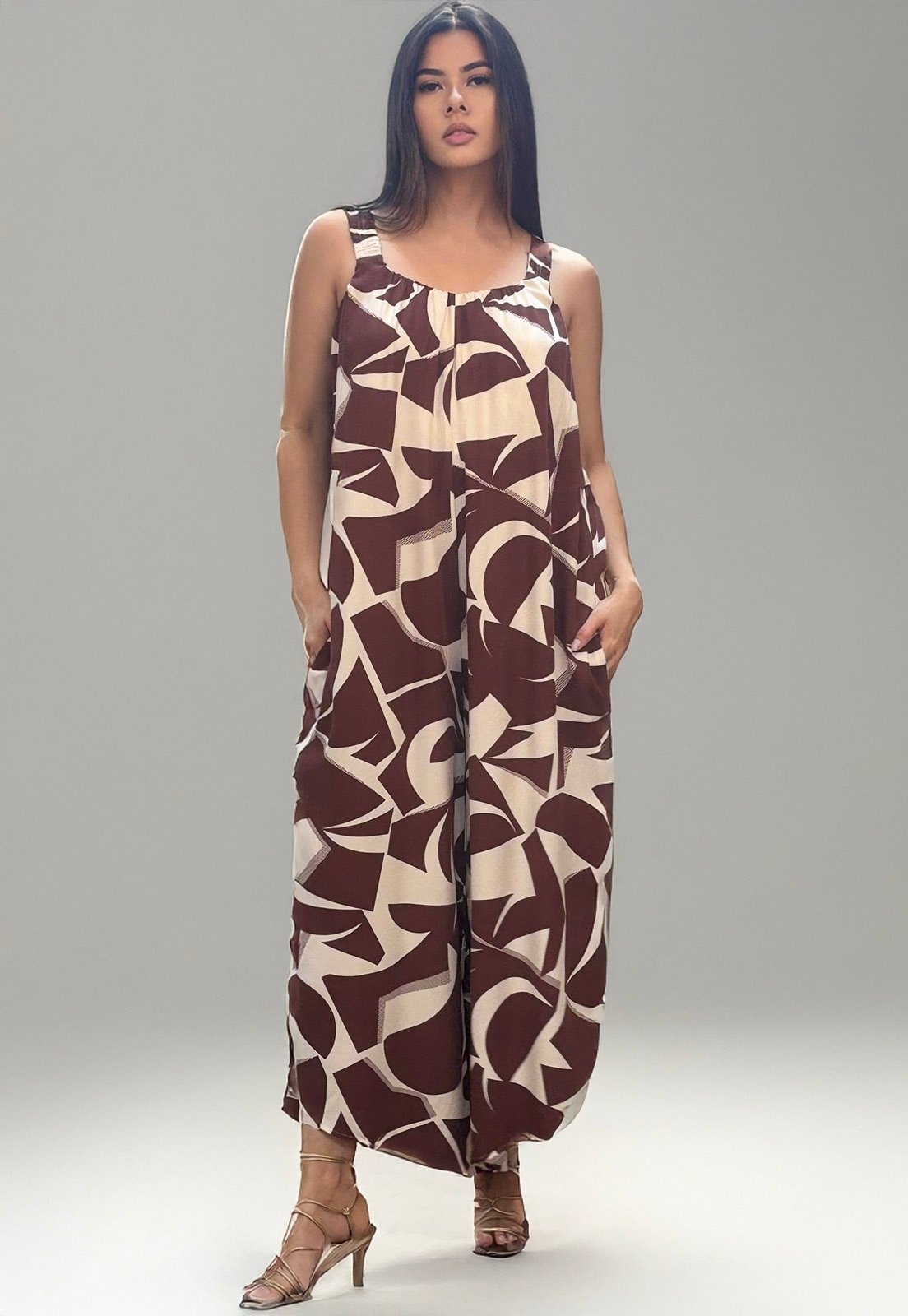 Imagem principal Macacão Amazonia Vital Saruel Viscose Alça com Elástico Estampa Raízes Marrom Amazonia Vital estampado/off-white/preto/verde/vermelho