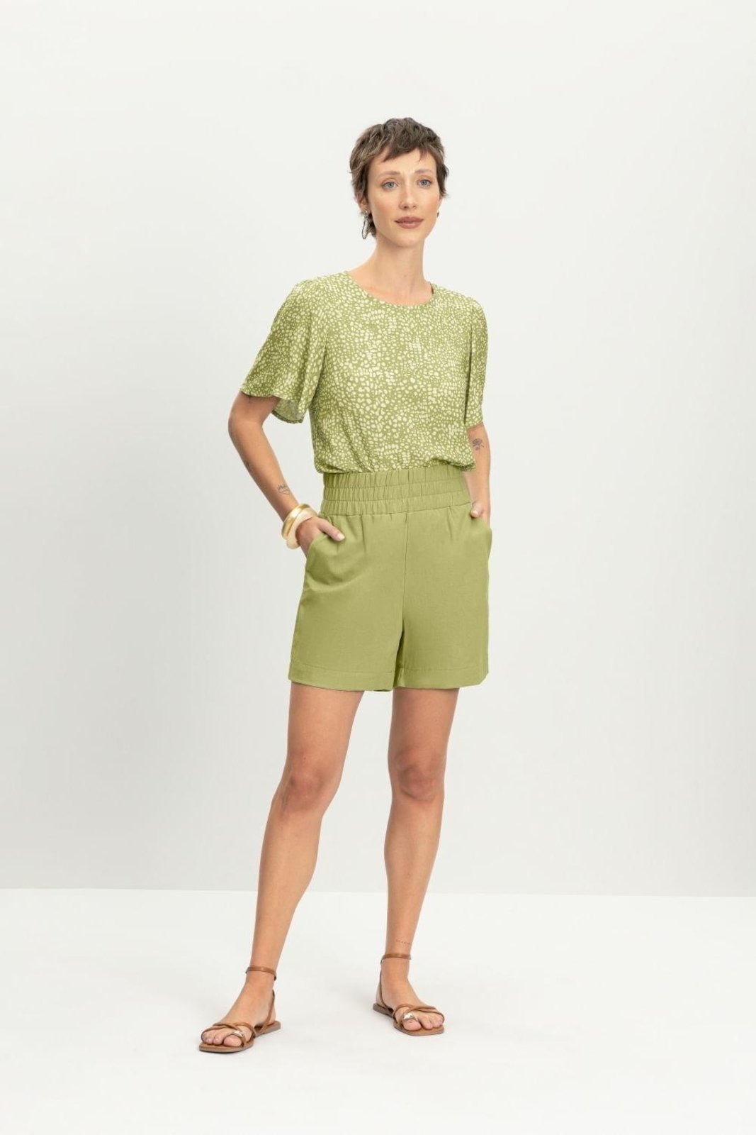 Imagem principal Shorts feminino em linho Essendi édio Essendi verde