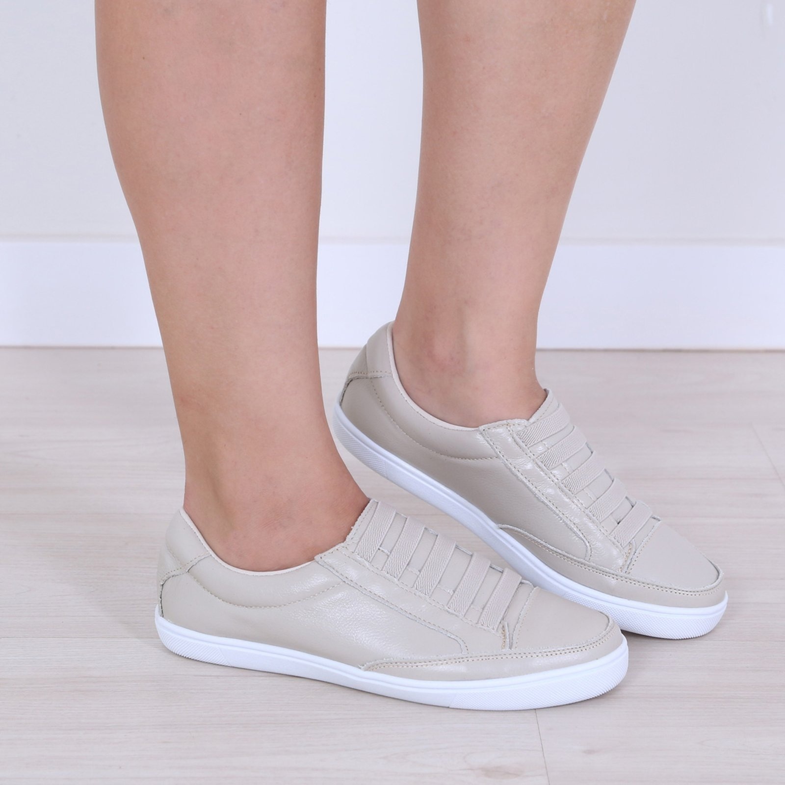 Imagem principal Tênis Feminino em Couro Legítimo Bege Off White Elástico ROMEU E JULIETA SHOES bege white
