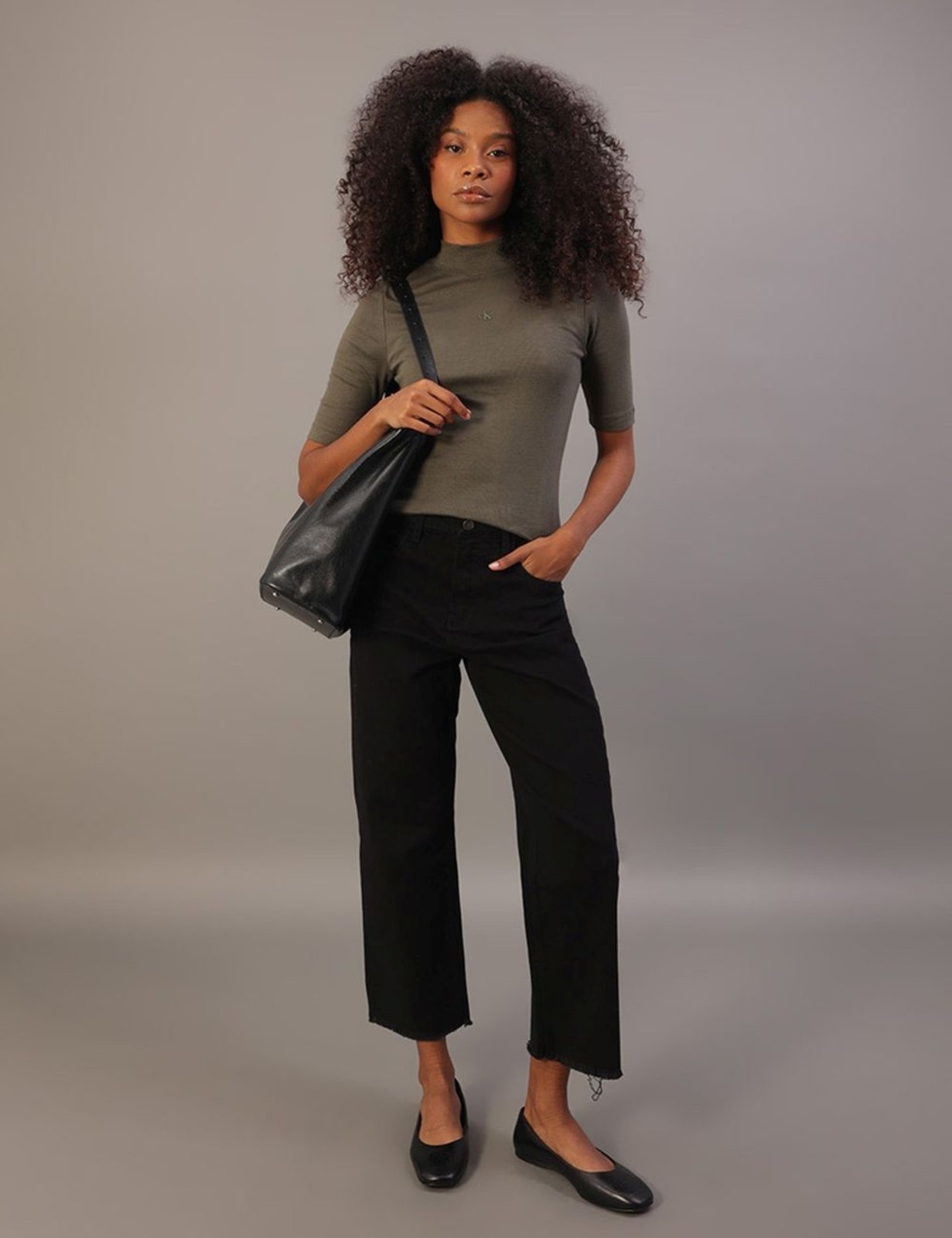 Imagem principal Calça Color Feminina Cropped Straight Barra a Fio Calvin Klein Jeans preto