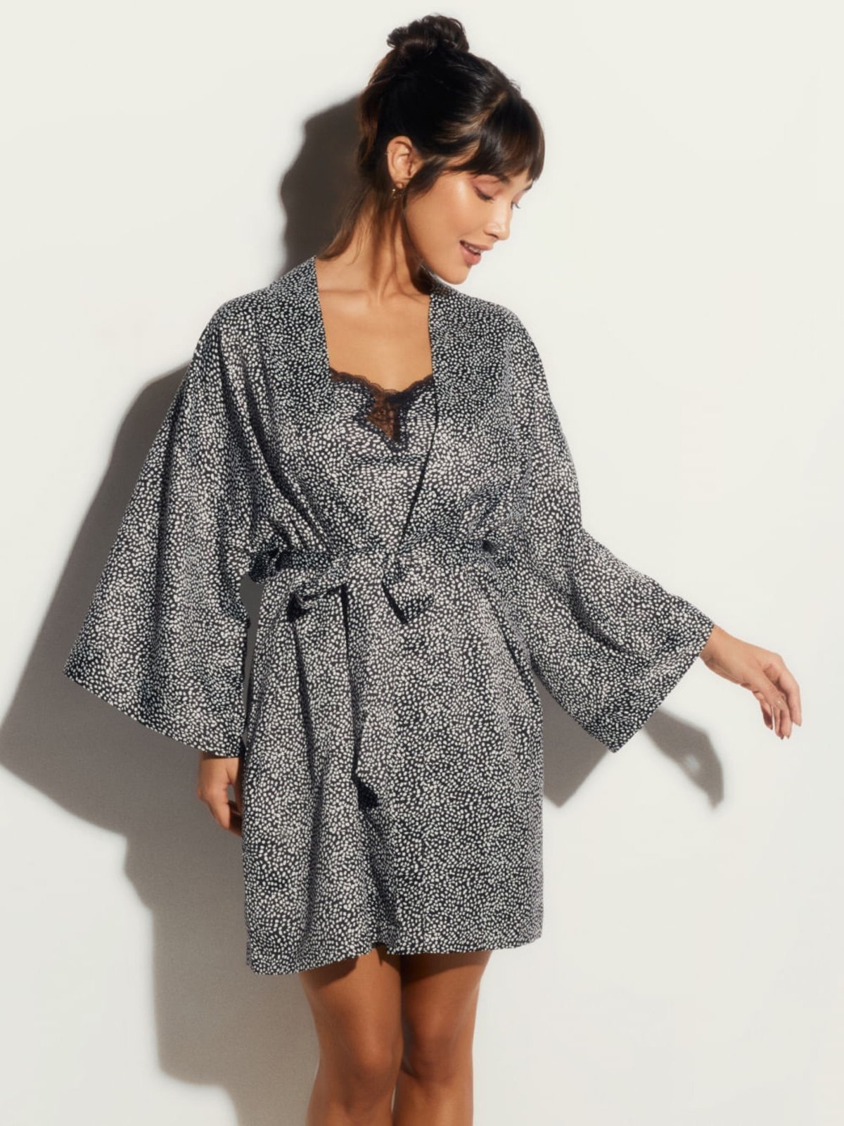 Imagem principal Robe Curto Manga Longa Cetim Bella Luna Poa Preto/Branco Loungerie incolor