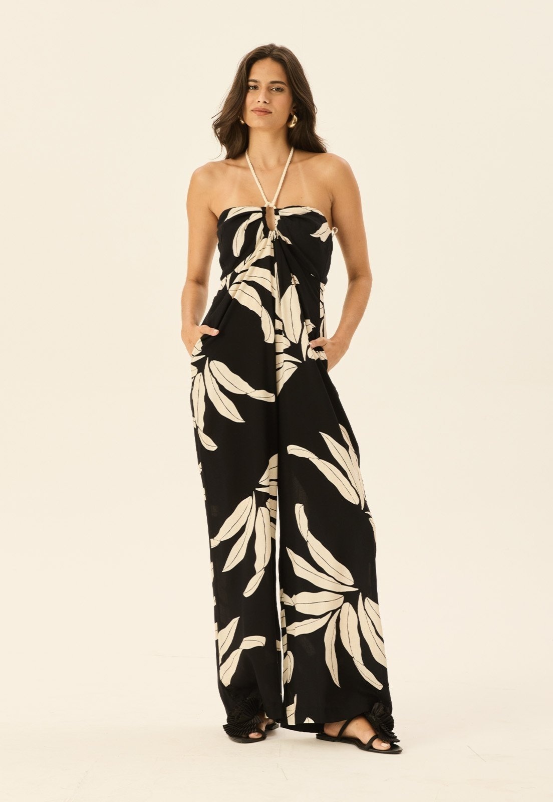 Imagem principal Macacão Detalhe Túnel Corda Estampado Floral CaCay preto