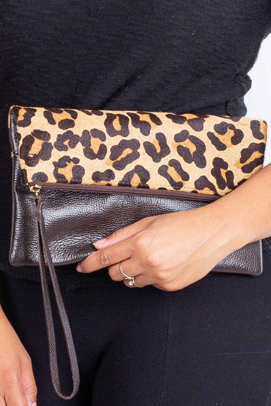 Imagem principal Clutch de couro estampado animal print Nikki Andrea Vinci onça