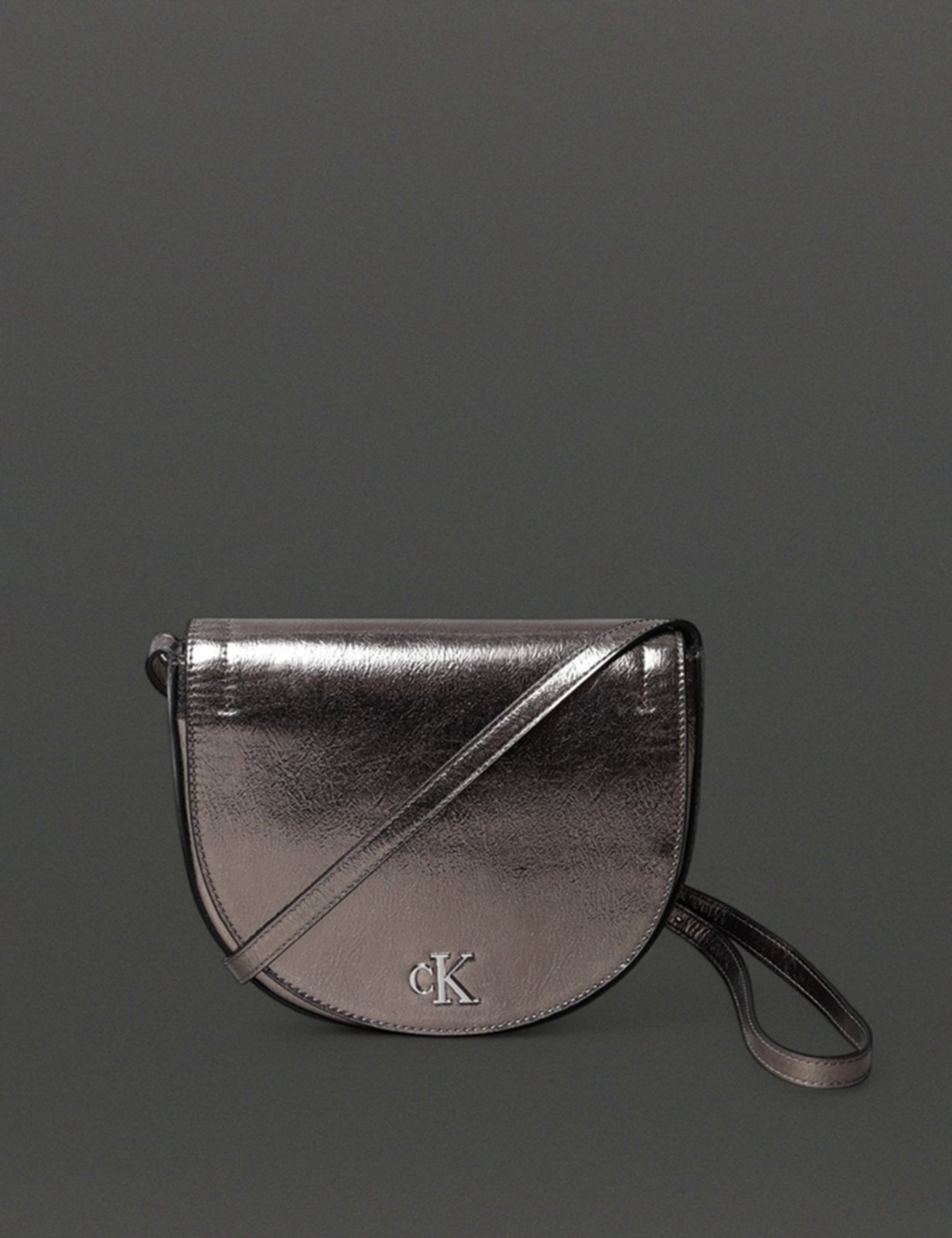 Imagem principal Bolsa Feminina Metálica Logo Central Calvin Klein Jeans - Grafite Calvin Klein Jeans cinza