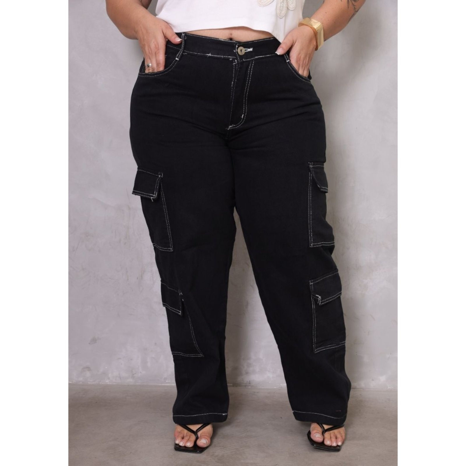 Imagem principal Calça Cargo Feminina Plus Size Preta Sarja com Costura Branca Jeans Loka 4 Bolsos Laterais Jeans Loka preto