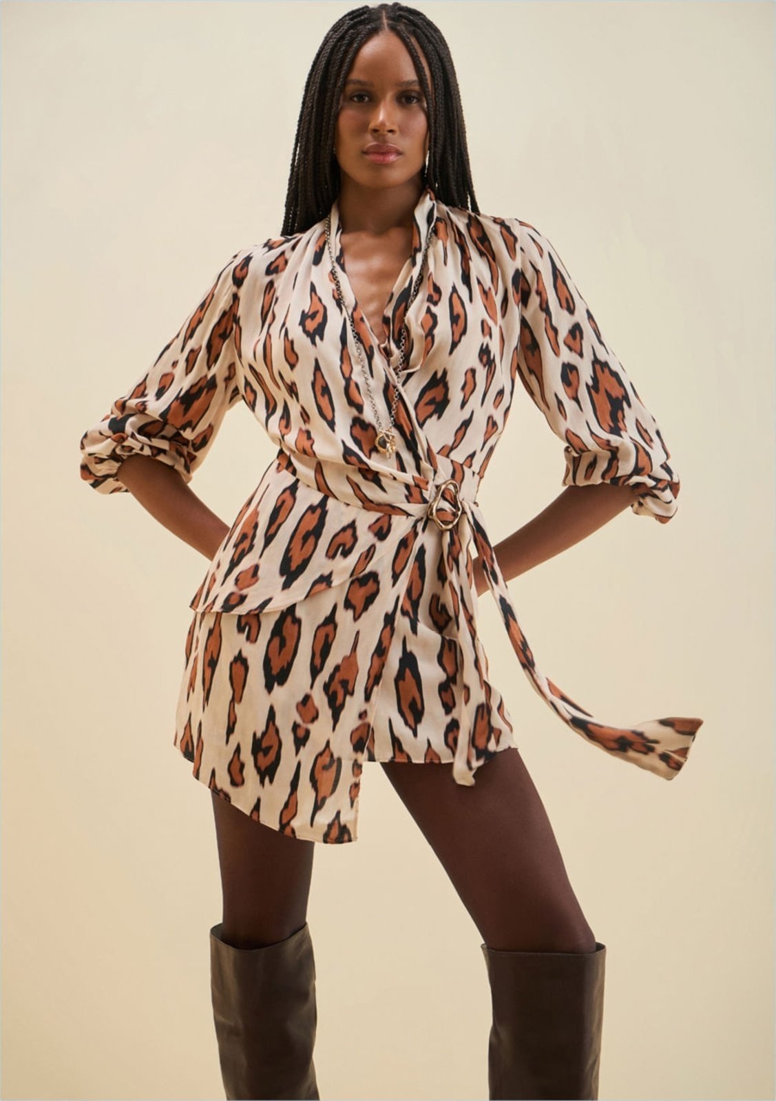 Imagem principal Vestido Morena Rosa Solto Decote Transpassado Manga Longa Curto Bege Morena Rosa bege rosa