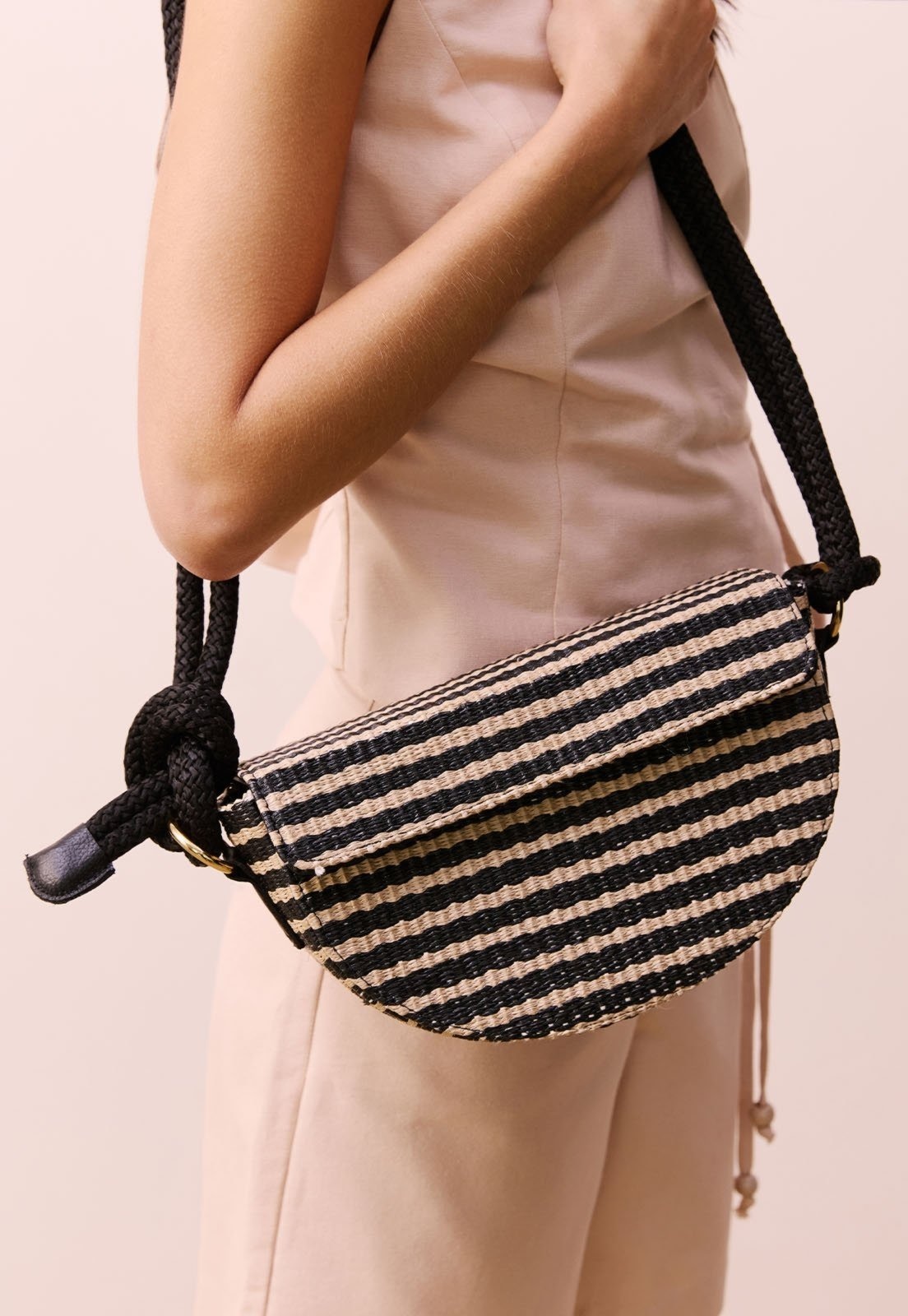 Imagem principal Bolsa Meia Lua Ráfia CaCay preto