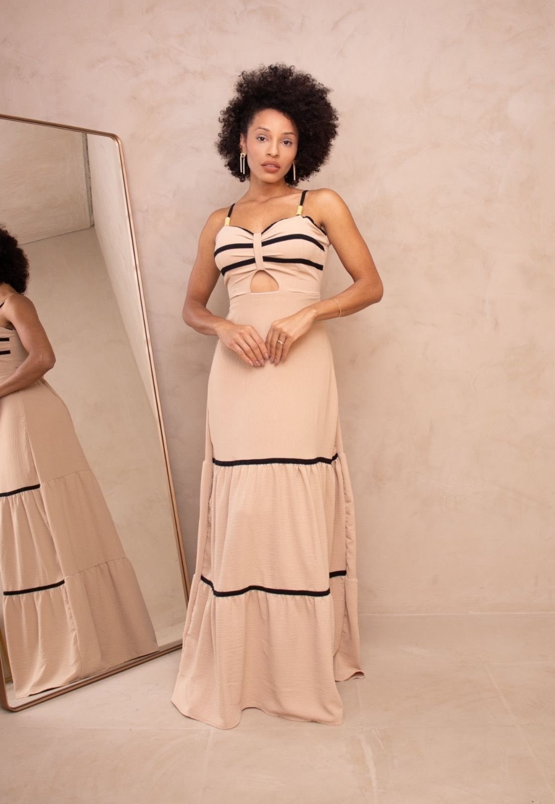 Imagem principal Vestido Longo Linho Abertura no Tórax Elegante Joaquinne Cia do Vestido bege