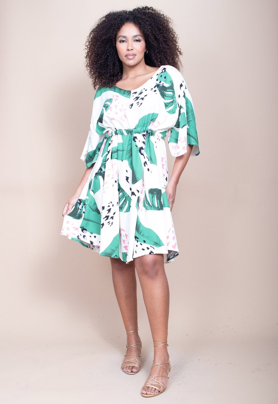 Imagem principal Vestido Curto CabanaFree Caaxixá Viscose com Cordão na Cintura Estampa Folhagem Poética Cabanafree estampado/verde