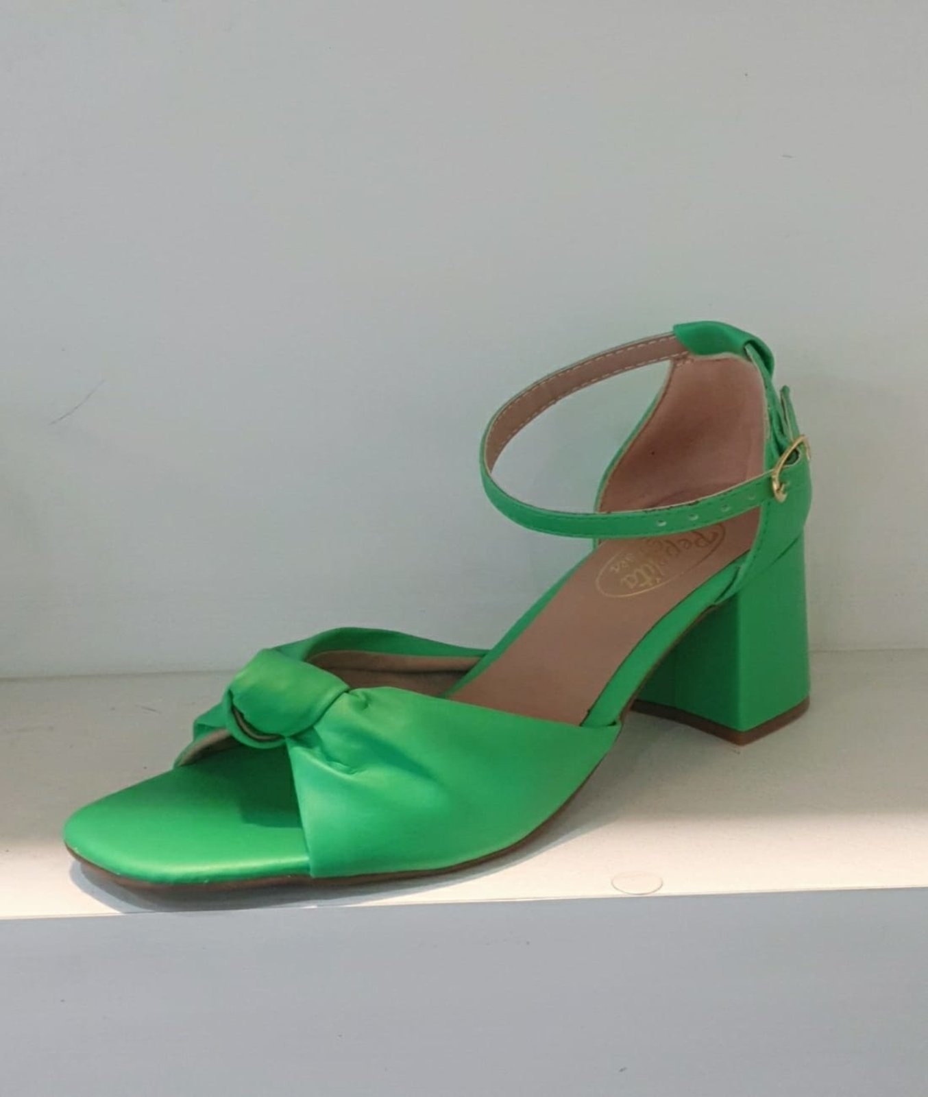 Imagem principal Sandália Delazari Salto Bloco Bandeira Frente com Nó Delazari verde