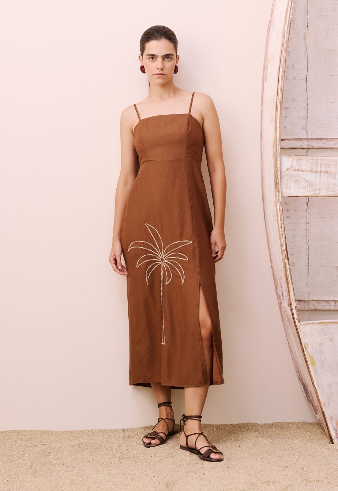 Imagem principal Vestido Midi Bordado Coqueiro CaCay marrom