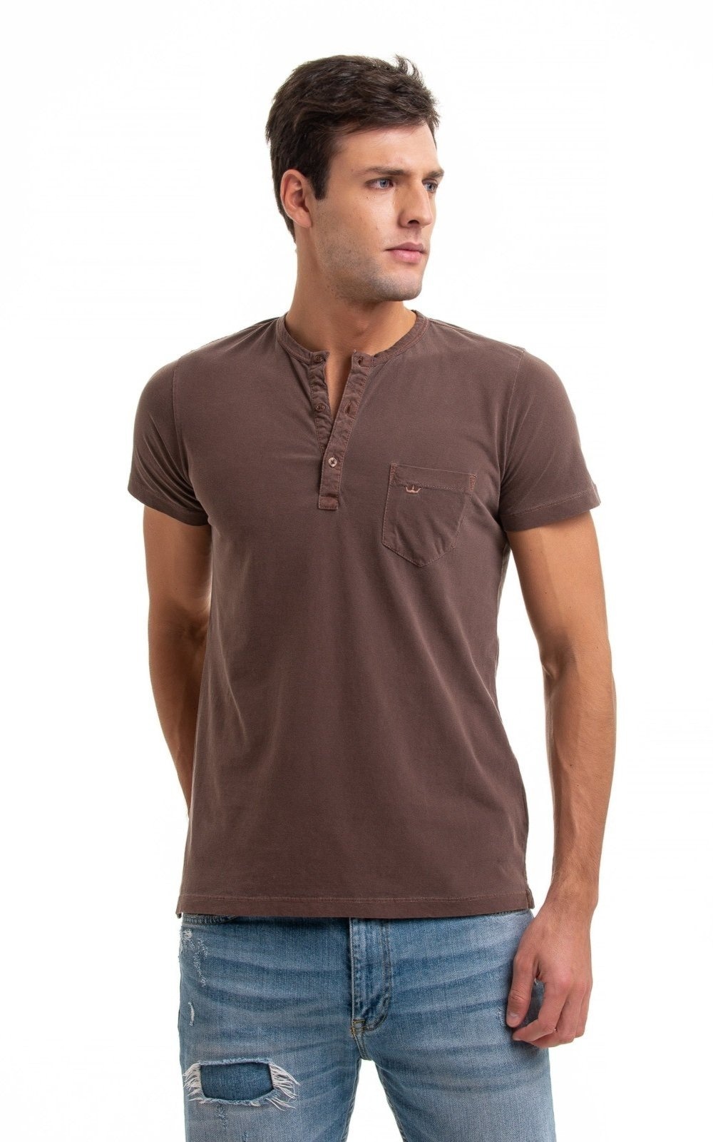 Imagem principal Camiseta Henley Aburguesia Slim Fit Café Alfaiataria Burguesia marrom