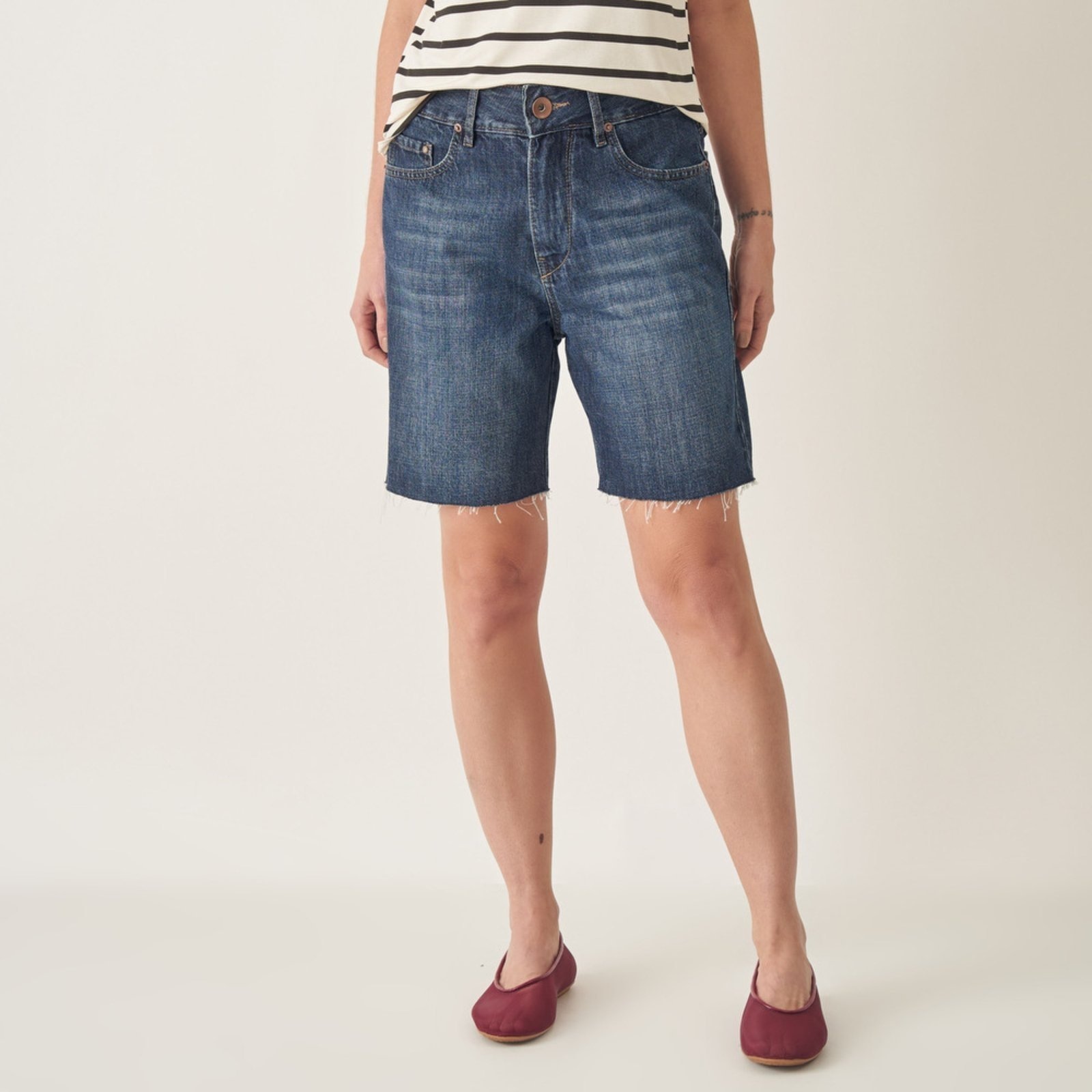 Imagem principal Bermuda Jeans Cintura Alta com Barra Desfeita Bloom azul marinho