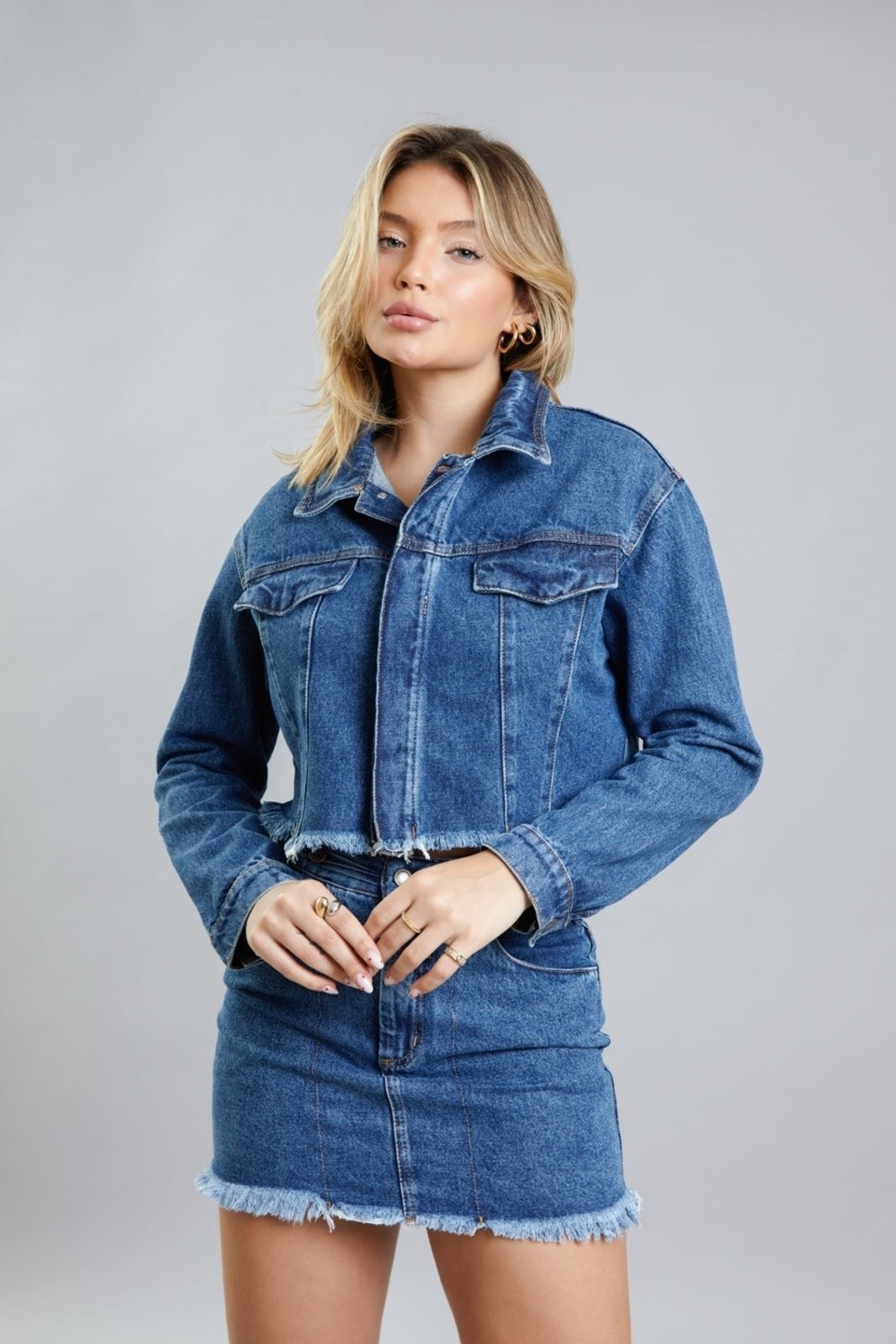 Imagem principal Jaqueta Jeans Cropped Lavagem édia Feminina Dialogo Jeans azul marinho