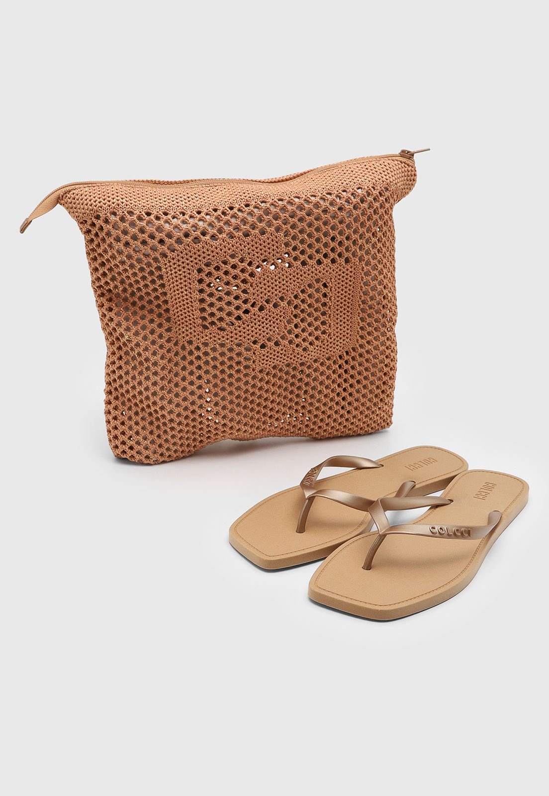 Imagem principal Kit Chinelo Dedo Feminino Colcci Tiras Metalizadas com Nécessaire Colcci bege