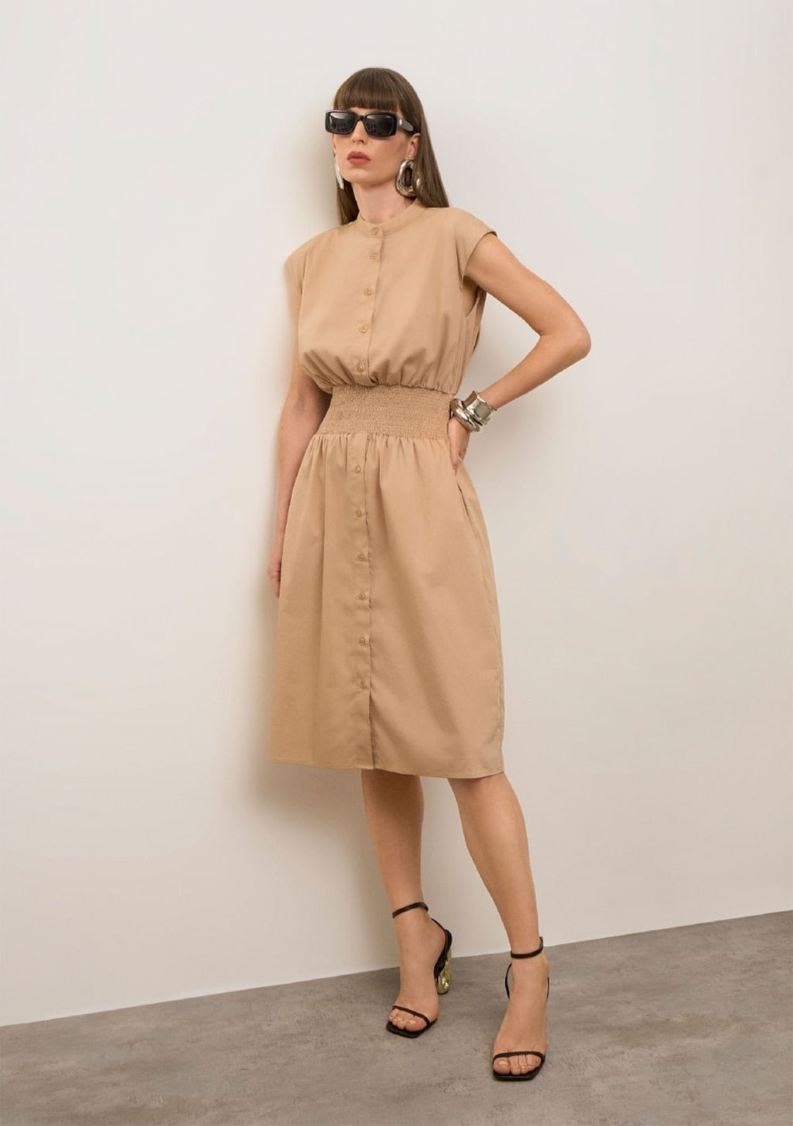 Imagem principal Vestido Iódice Solto Gola Clássica Sem Manga Midi IÓDICE bege