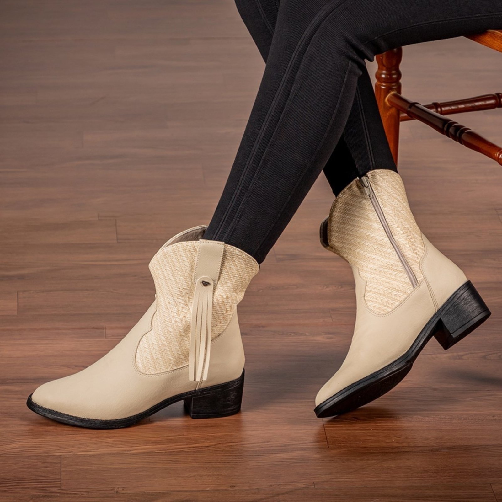 Imagem principal Bota Country Western Com Franja Ultra conforto Feminina IZA Texana Leve Macia Blogueira GuGi 218-GG - Marfim Gugi off-white