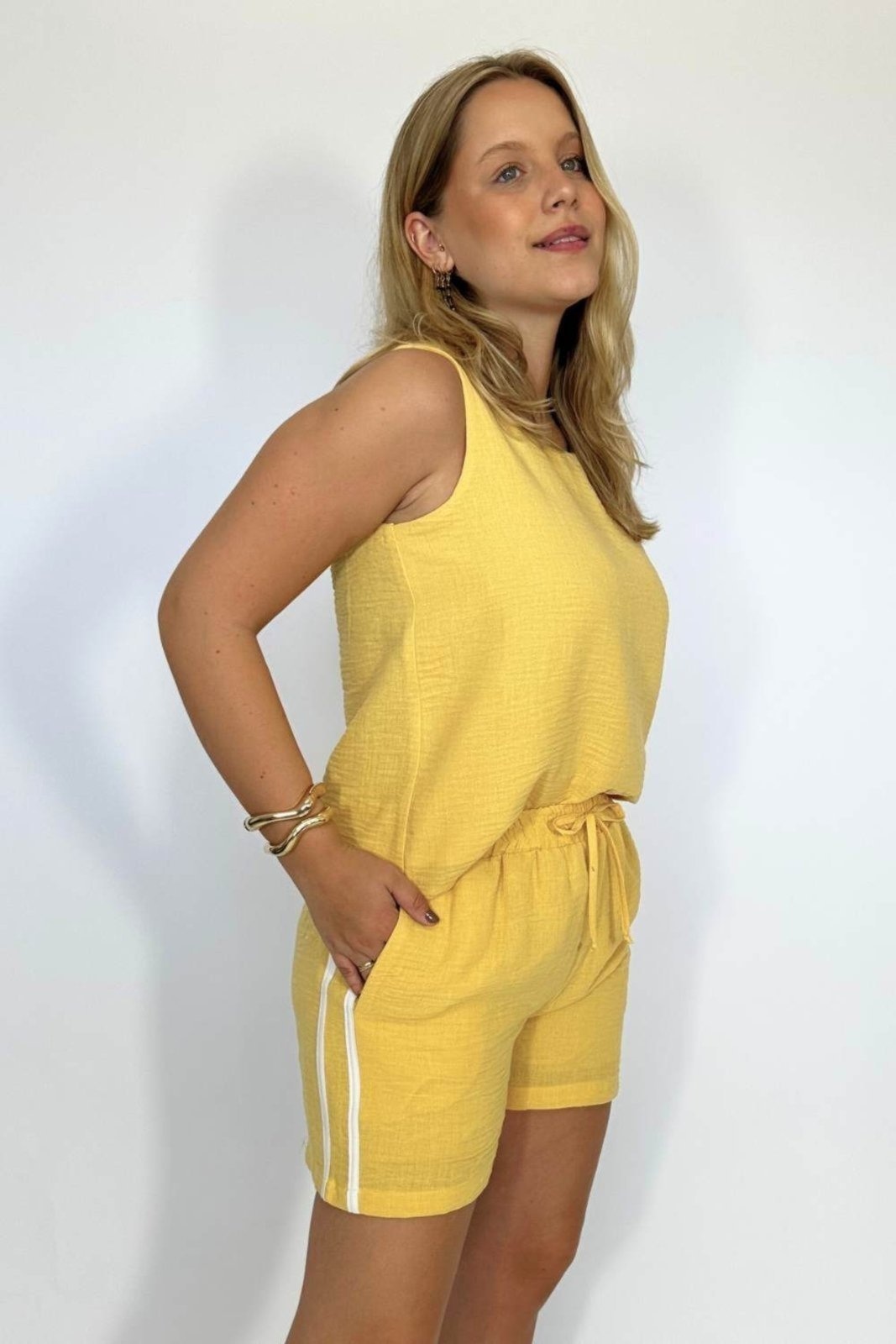 Imagem principal Short Vanibele Alfaiataria Track Manteiga Vanibele amarelo/off-white