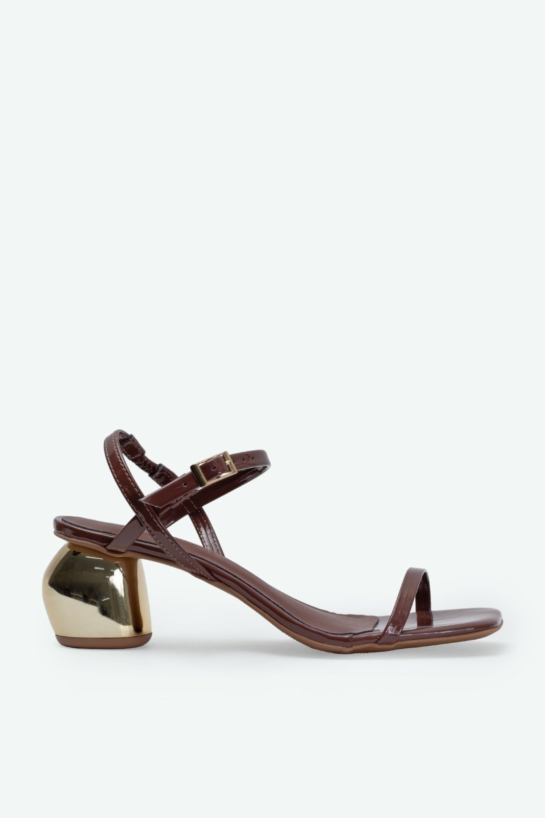 Imagem principal Sandália Tira Fina com Fivela Regulável Salto 5cm Dourado Ponta Reta Verniz Sofisticado Elegante Suzana Santos marrom