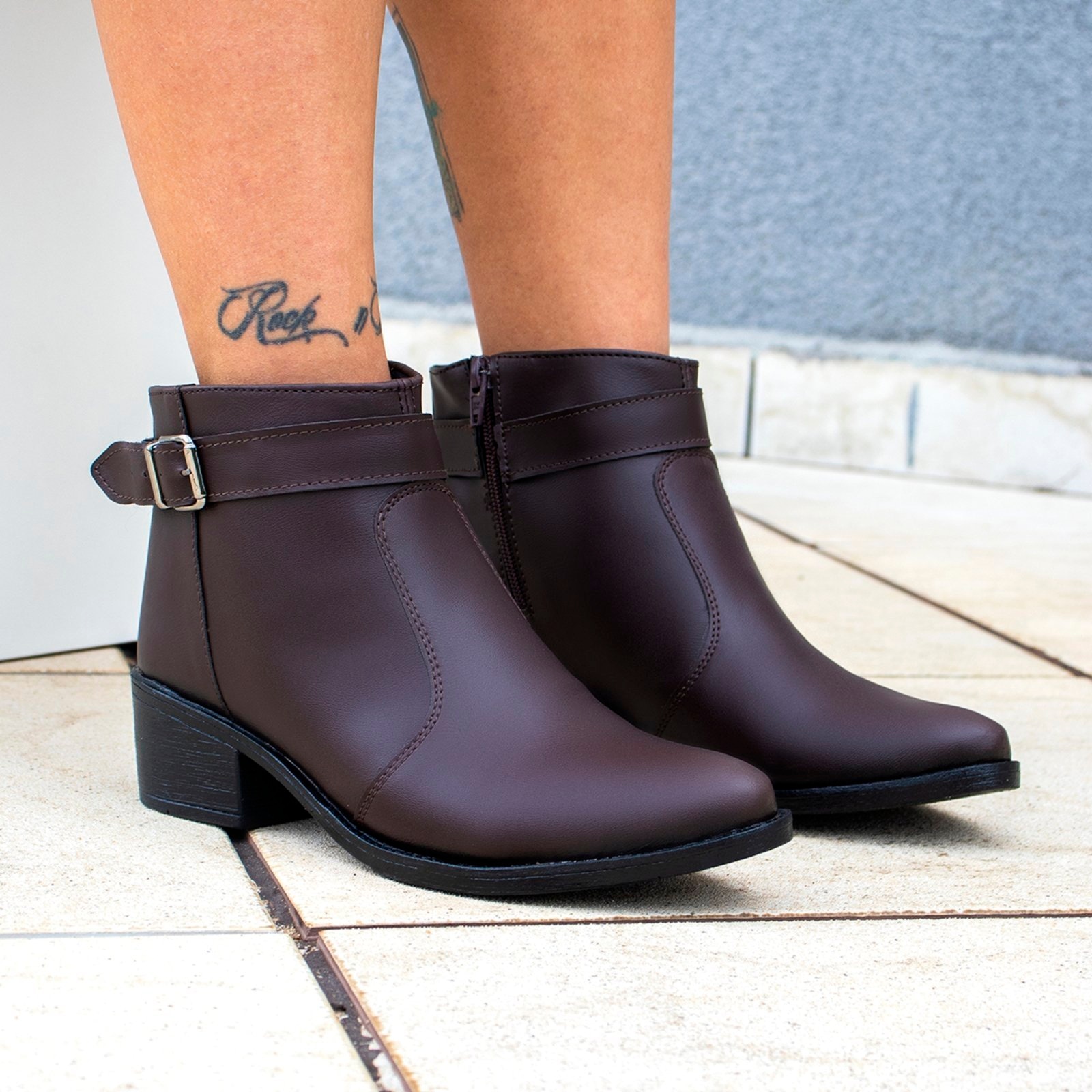 Imagem principal Bota Feminina Cano Curto Salto Baixo Com Fivela Zíper Lateral BREDENI marrom