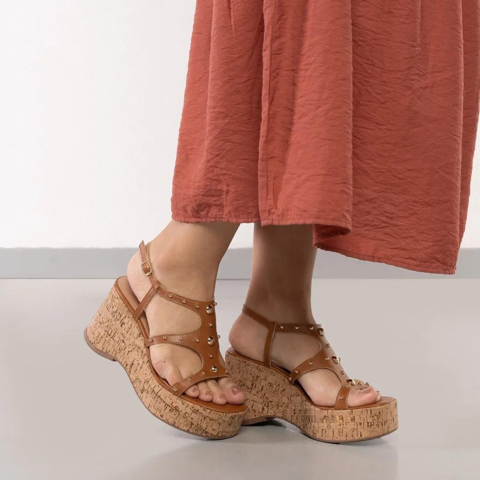 Imagem principal Sandália OSC Anabela Tachas Feminina OSC marrom