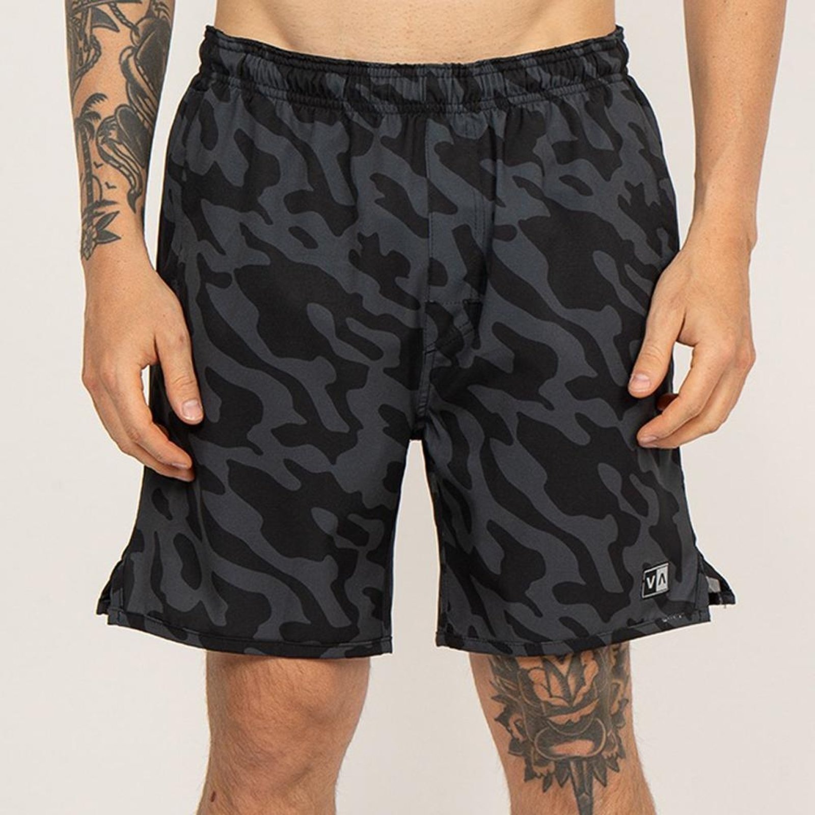 Imagem principal Bermuda RVCA Frog Camo Yogger SM26 Masculina Caqui Escuro RVCA preto caqui