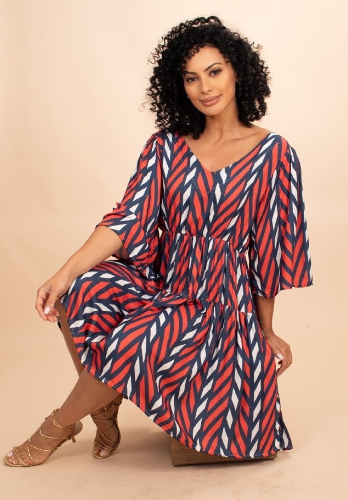 Imagem principal Vestido Curto Plano Camadas Estampa Tribal Tricolor Amazonia Vital azul/branco/vermelho