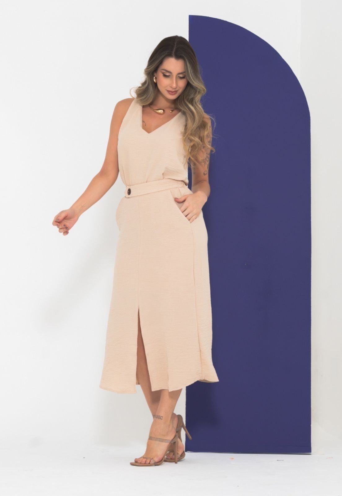 Imagem principal Conjunto Dinda Premium Saia Mid Com Fenda Frontal e Regata Decote V Docce Mulher bege