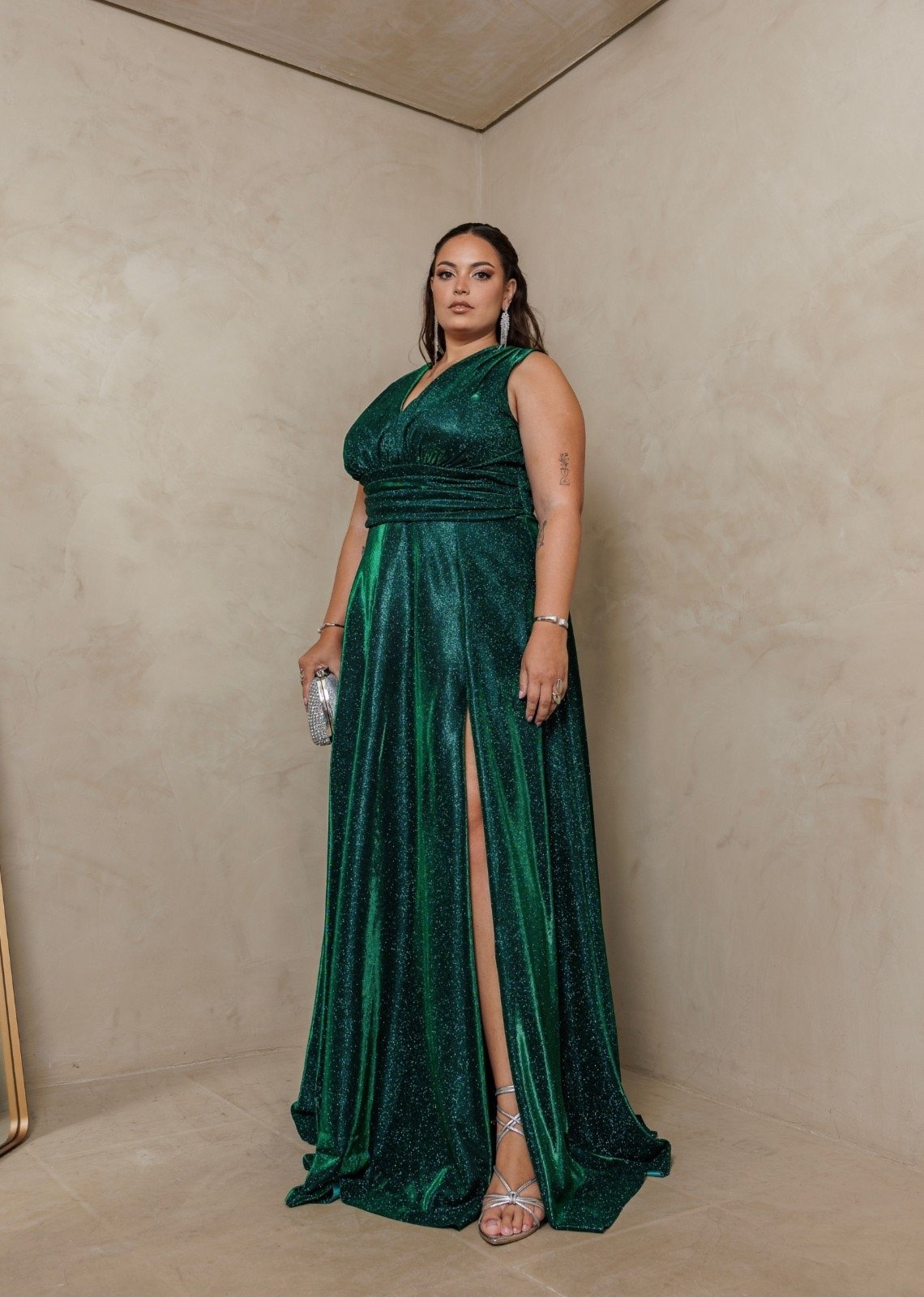 Imagem principal Vestido Longo de Festa Plus Size Decote em V Com Brillho com Fenda Amynalia Esmeralda Cia do Vestido verde