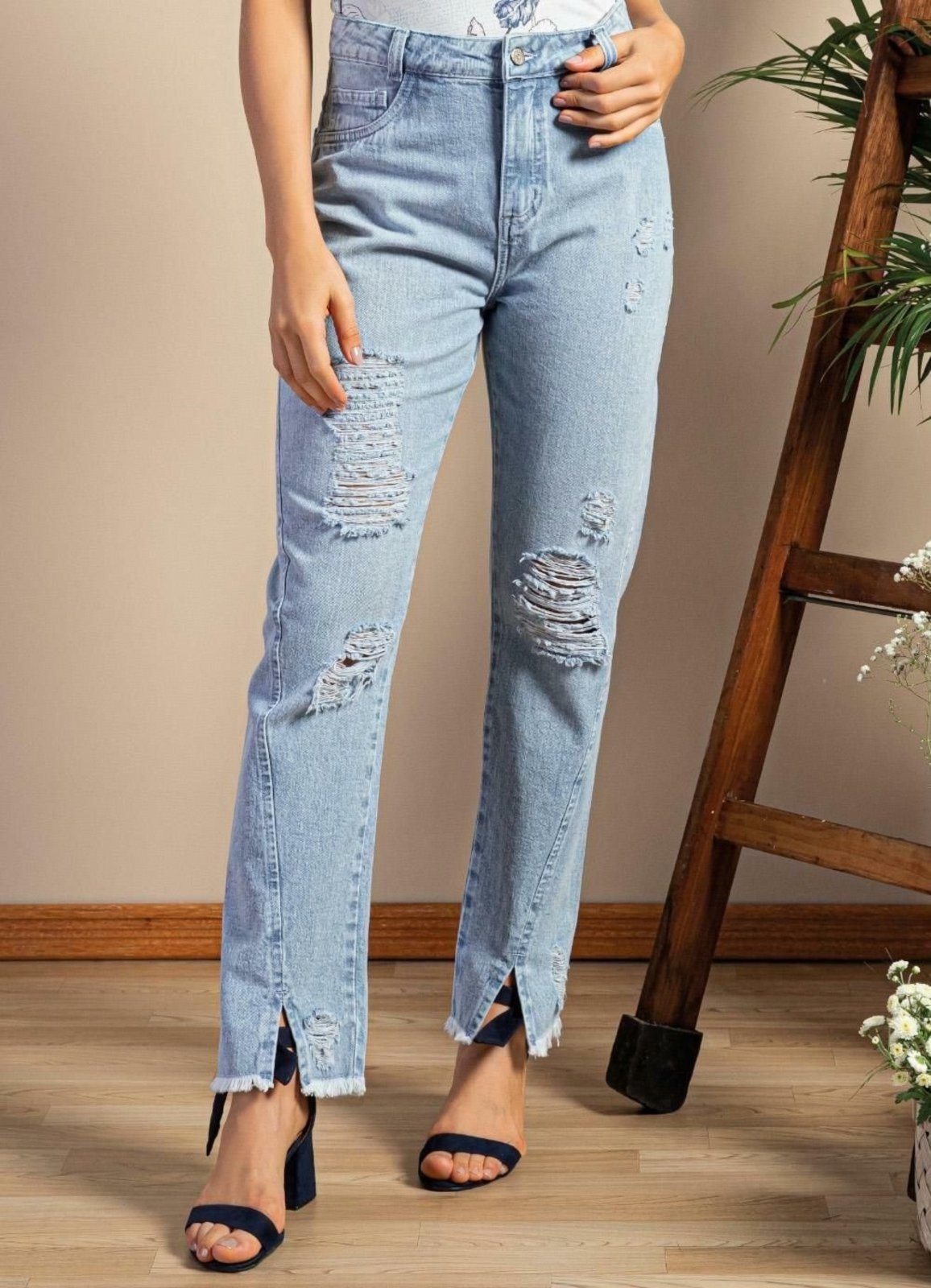 Imagem principal Calça Destroyed Abertura Na Barra Jeans Claro Colorido Quintess azul