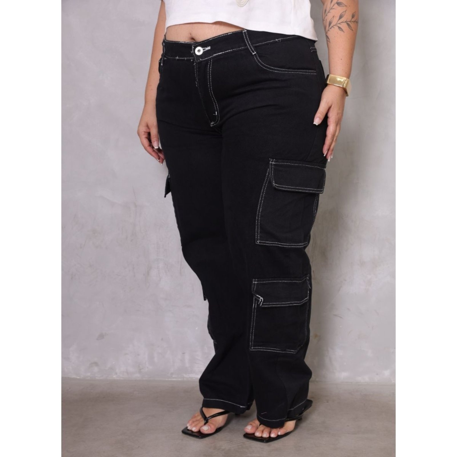 Imagem principal Calça Cargo Feminina Plus Size Preta Sarja com Costura Branca Alleppo Jeans 4 Bolsos Laterais Alleppo Jeans preto