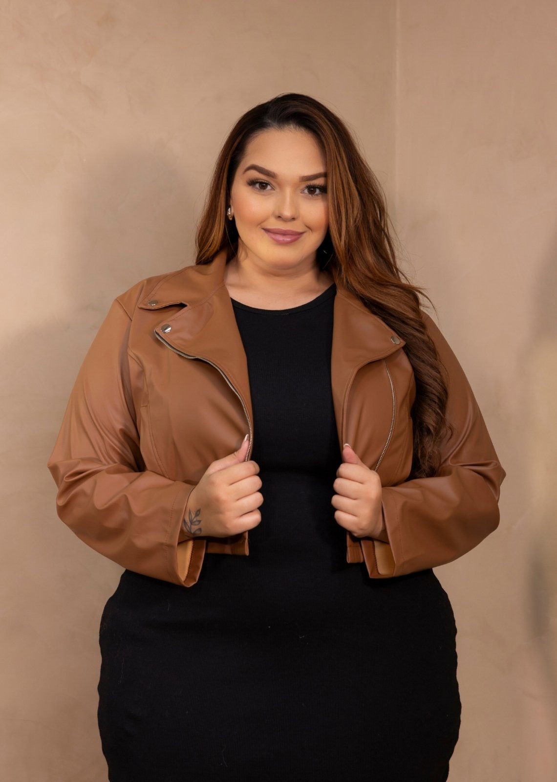 Imagem principal Jaqueta P.U. Cropped Plus Size Com Zíper Cia do Vestido Mocha Mousse Cia do Vestido marrom