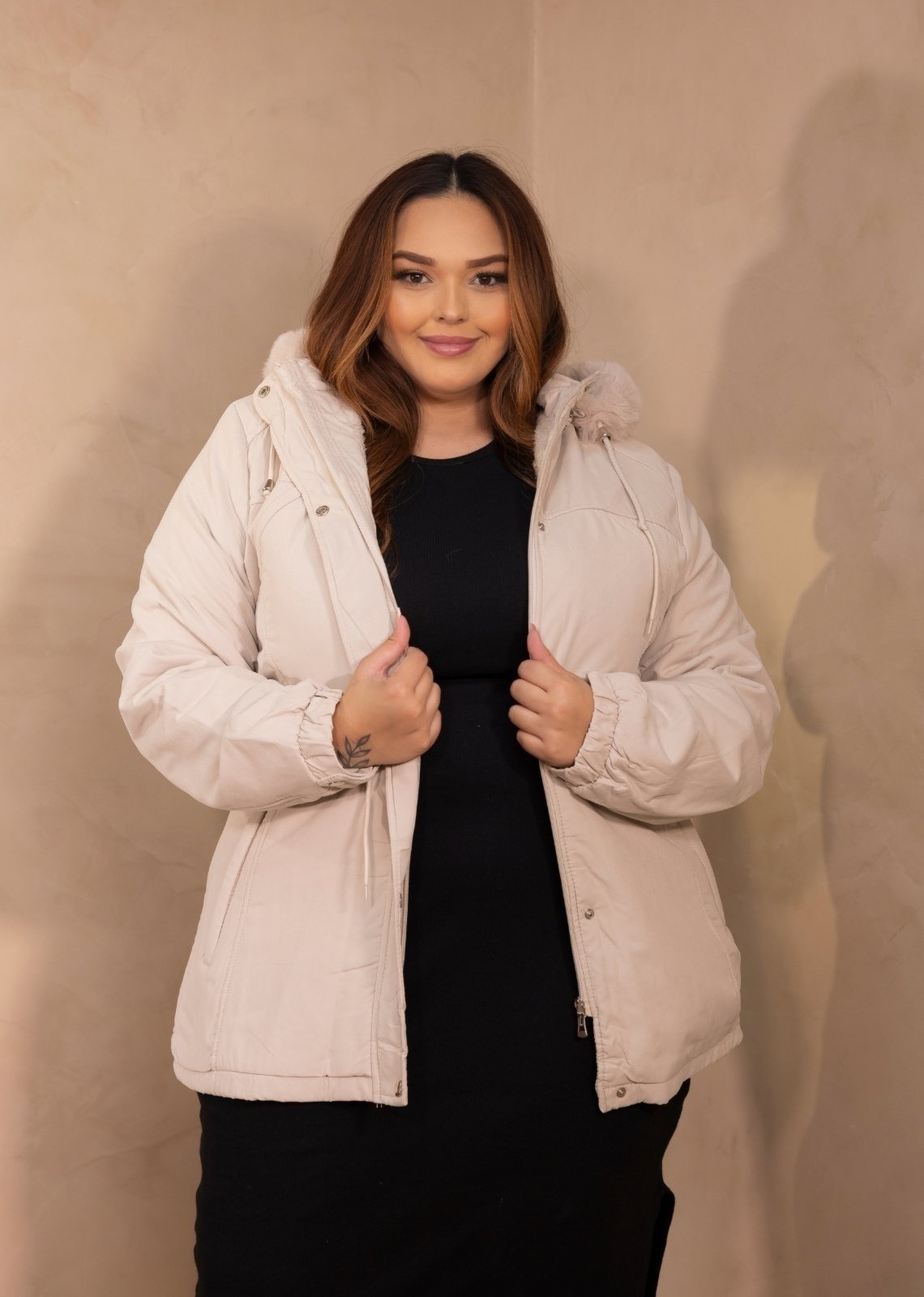 Imagem principal Parka Inverno PLus Size Sarja Forrada Com Capuz Removível Cia do Vestido Off White Cia do Vestido verde militar white