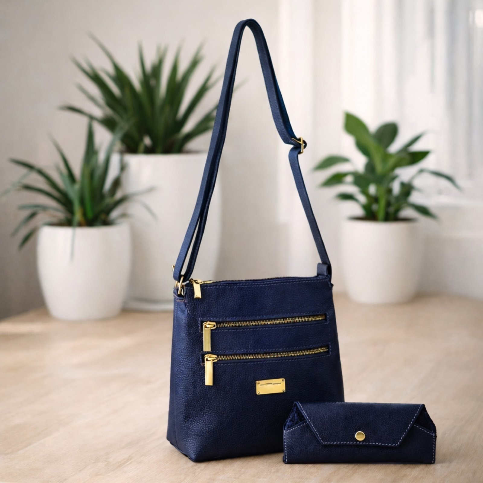 Imagem principal Kit Bolsa Transversal e Porta Oculos TopGrife Couro Marinho TopGrife azul marinho