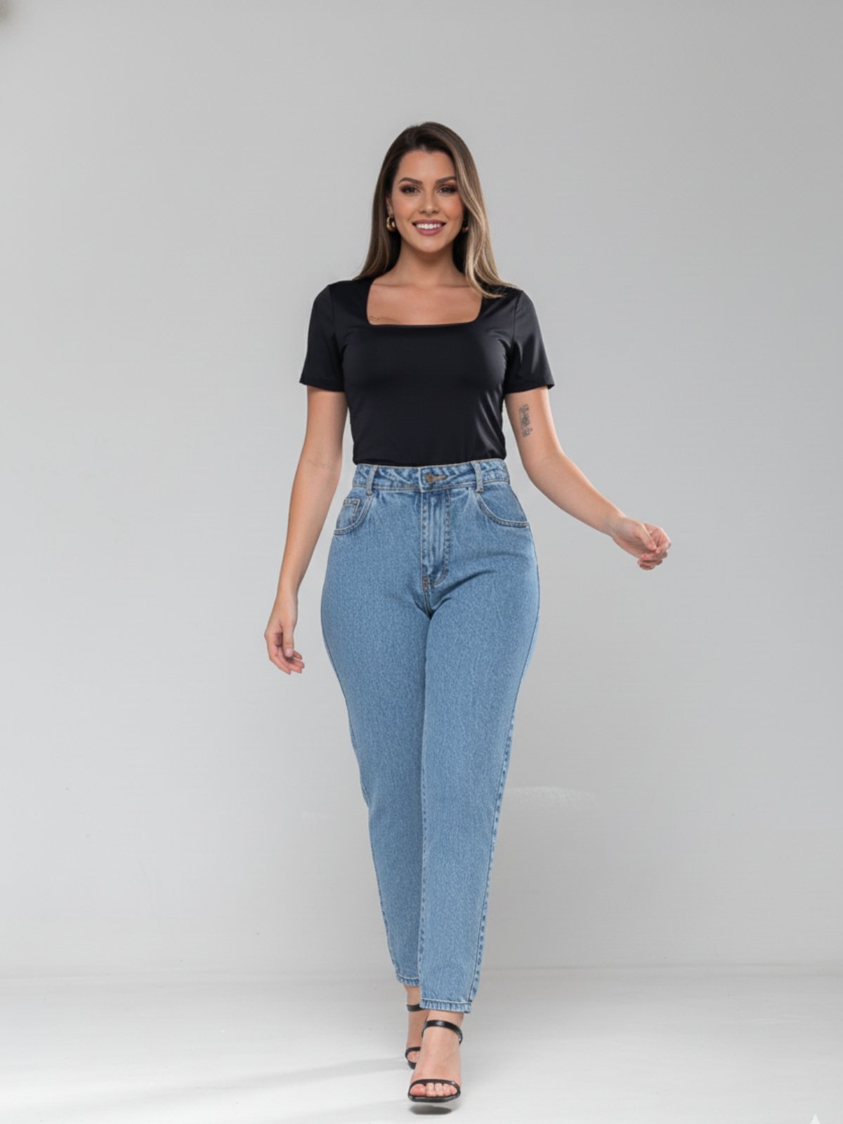 Imagem principal Calça Jeans Feminina Mom Alpha Street Wear Fashion e Confortavel Estilo Blogueira Claro Alpha Street Wear azul/jeans azul