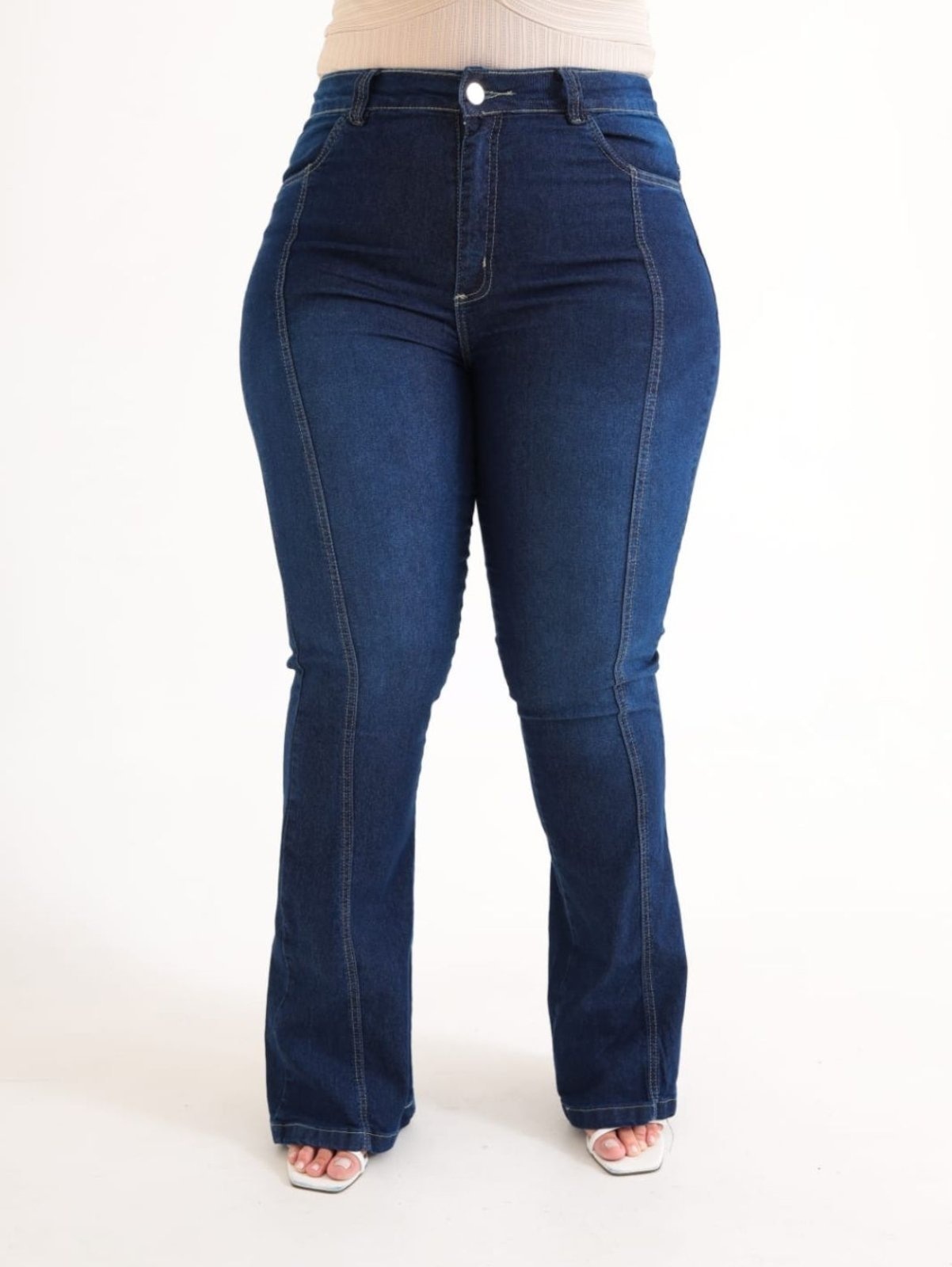 Imagem principal Calça Flare Feminina Plus Size com Nervura Lavagem Escura Jeans Loka azul marinho