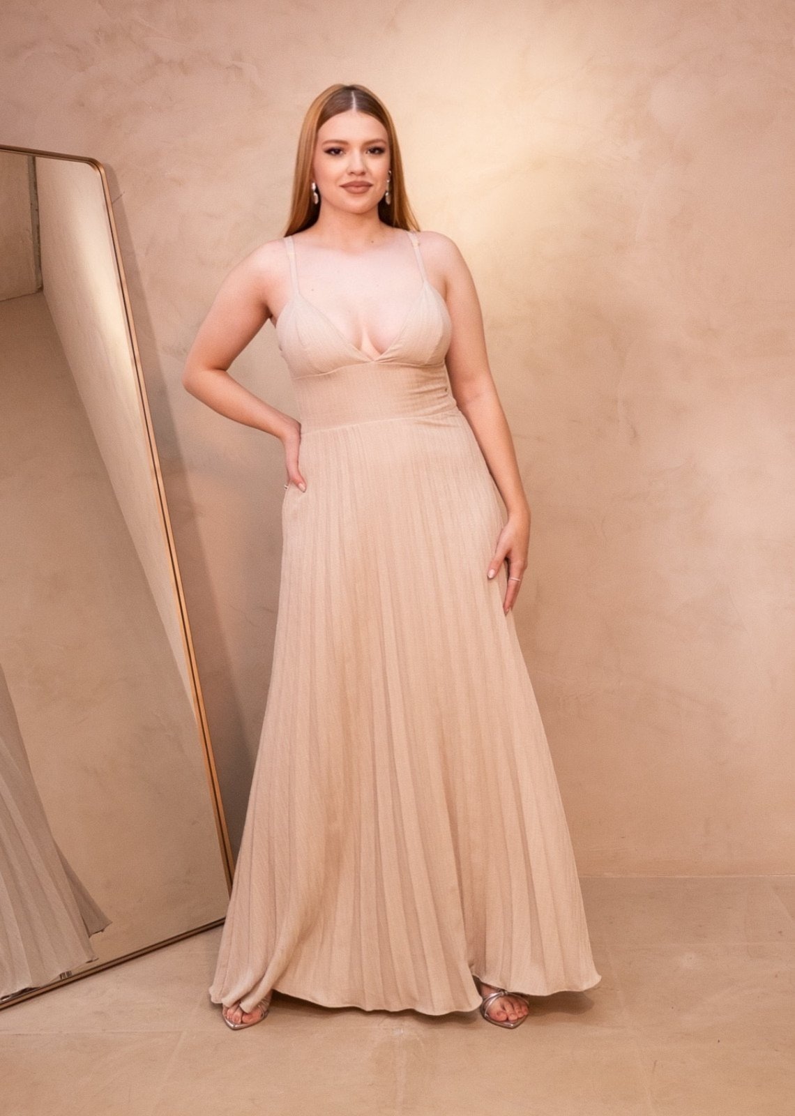 Imagem principal Vestido Longuette de Festa Frente Única Decotado Plissado Rennya Bege Cia do Vestido cinza