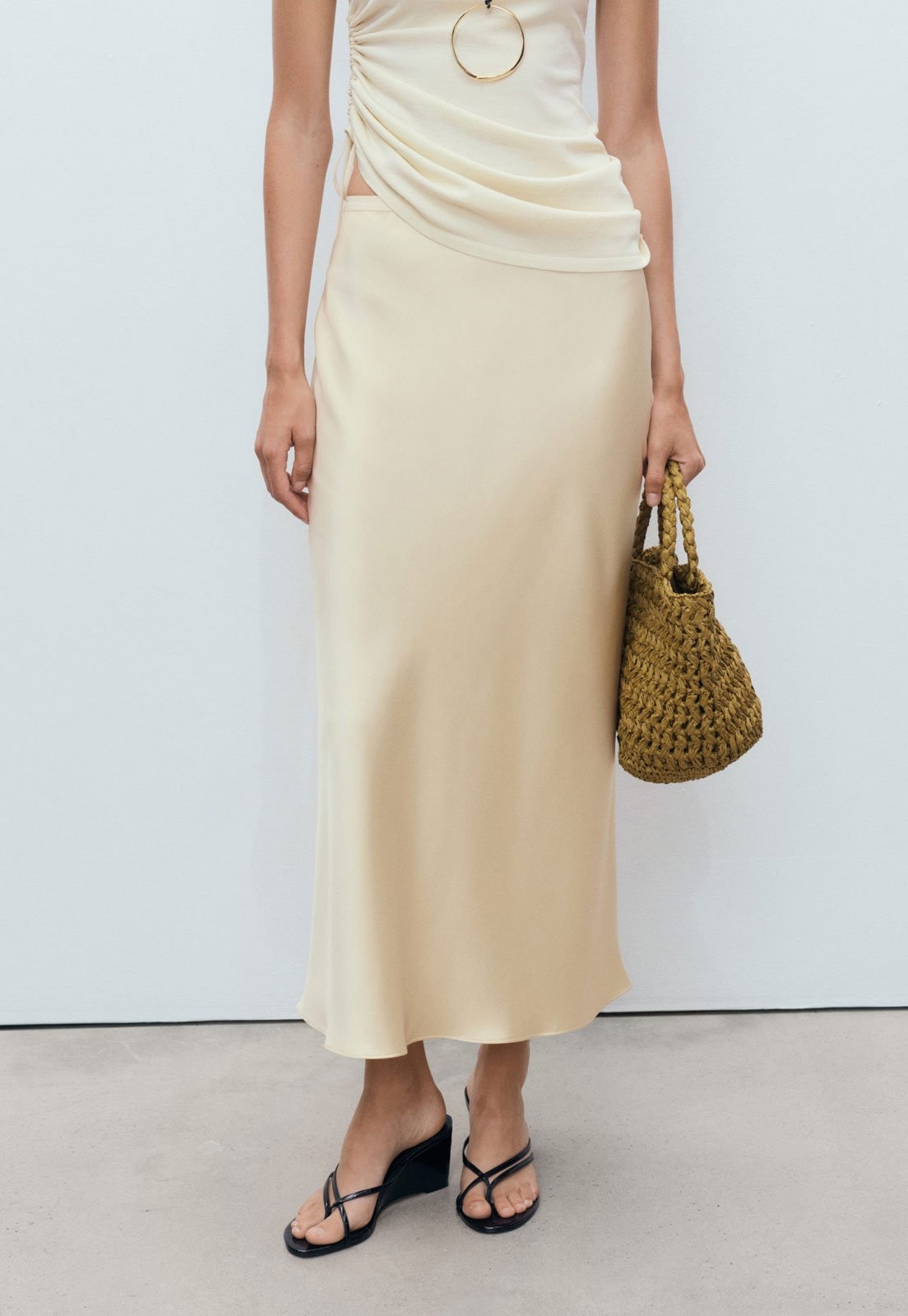 Imagem principal Saia Feminina Mango Midi Acetinada Mango bege