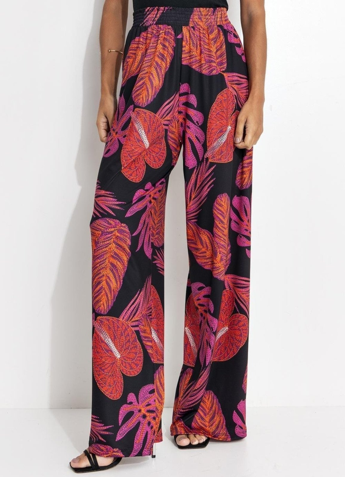 Imagem principal Calça Feminina Folhagem Bordada Em Malha Fria Quintess preto